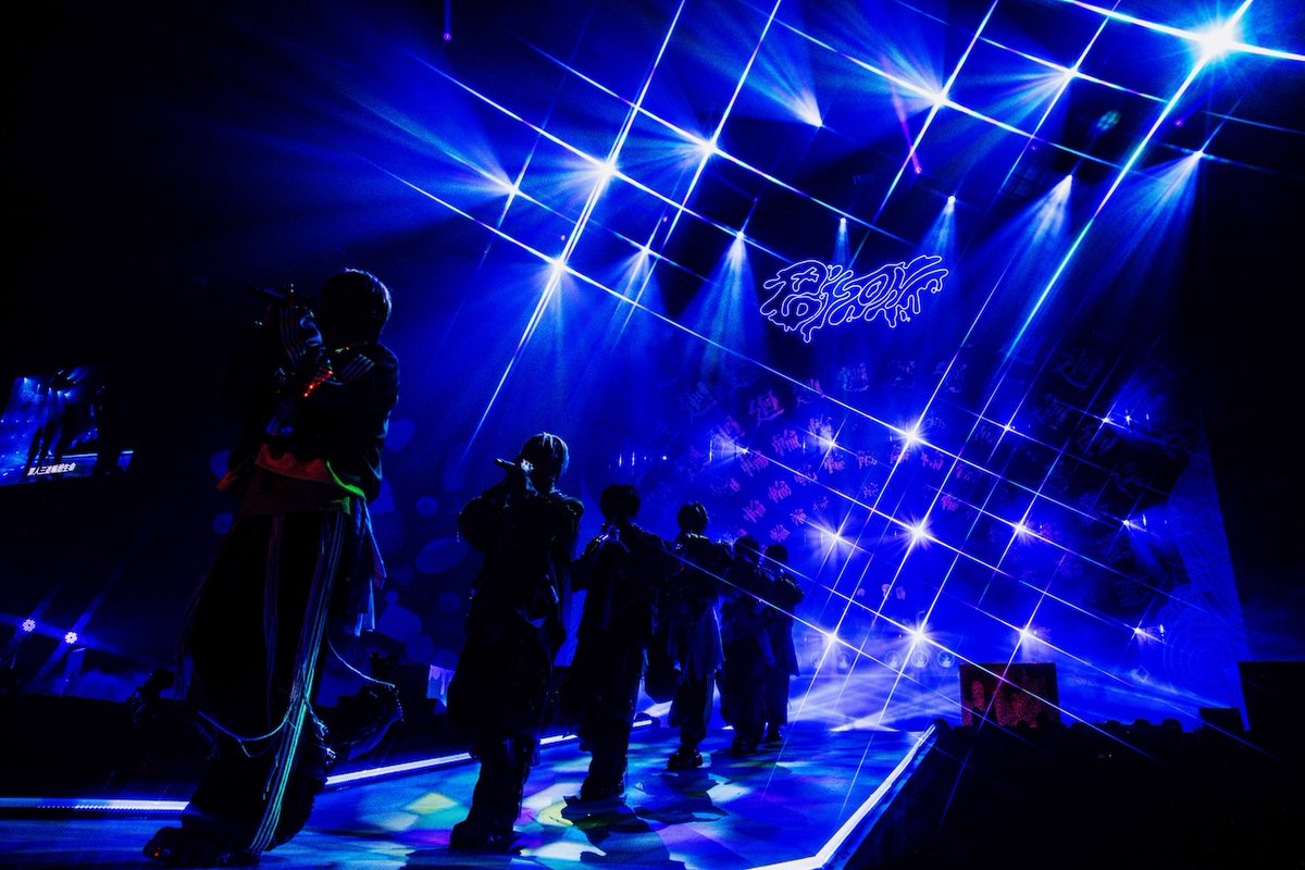 spice_mu's tweet photo. 【ライブレポート】
シクフォニ　ぴあアリーナが病院にーー“POISON”がコンセプトのワンマンライブをレポート

#シクフォニ
 https://t.co/mXZ3aCdfw0 https://t.co/L3XvmsfwrL