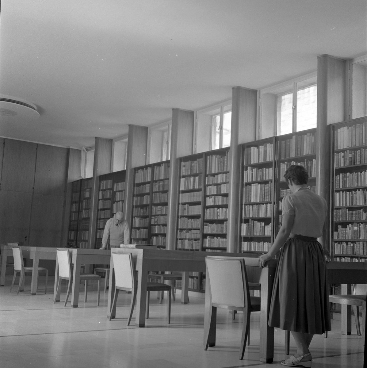 ProchikExplains's tweet photo. 1/2

In Jerusalem, there’s a library built to house some 60,000 books rescued from Nazi Germany.

Completed in 1936, the Schocken Library was designed by Erich Mendelsohn, who even designed its door handles..

📷 Rothenberg / CC BY 4.0; Shweky / CC BY-SA 3.0; Hod / CC BY-SA 4.0. https://t.co/HtYDCS2sLW
