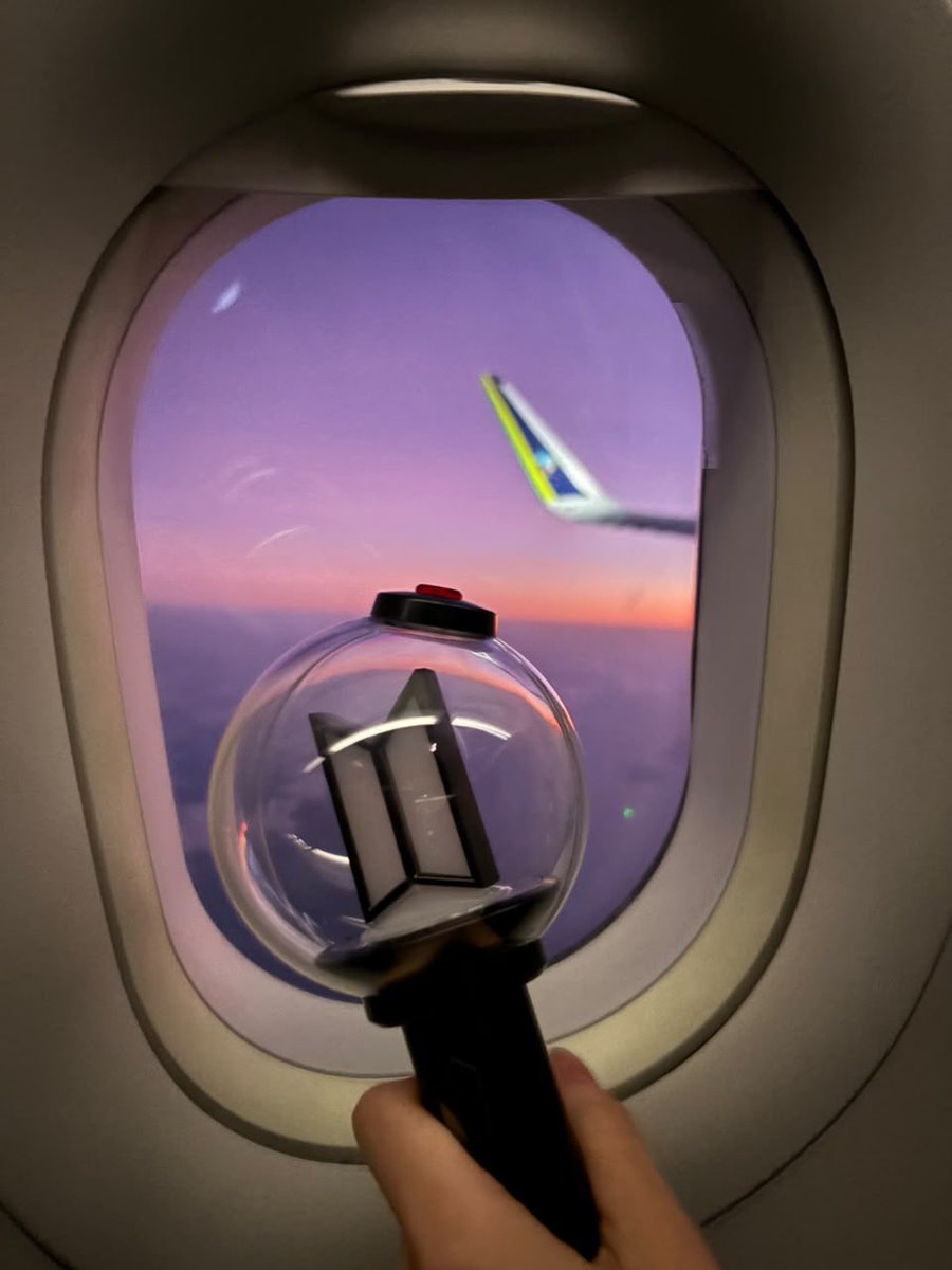 borasaekim's tweet photo. Nada me preparou pra ver o nascer do sol escutando Into the Sun no avião à caminho do show do BTS 🥹✨ https://t.co/hDH9OSqrxd