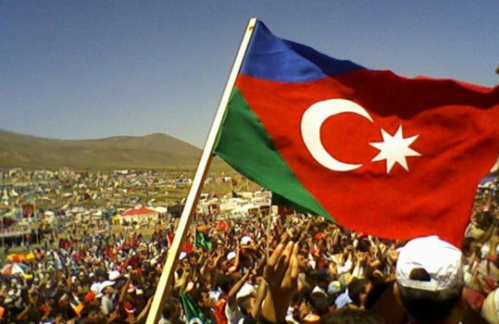 IranDefol's tweet photo. @Kaya_hz23 Fotoğraftaki bayrak Azerbaycan Cumhuriyeti'nin değil, Güney Azerbaycan bayrağı.
Bu paylaşım alay değil;
Kürt işgalcılığı, İran'ın içsömürge politikaları ve Fars ırkçılığı karşısında varlığını ve kimliğini korumaya çalışan Güney Azerbaycan Türklerinin direnişine dikkat çekmektir. https://t.co/GZ6TVikMFJ