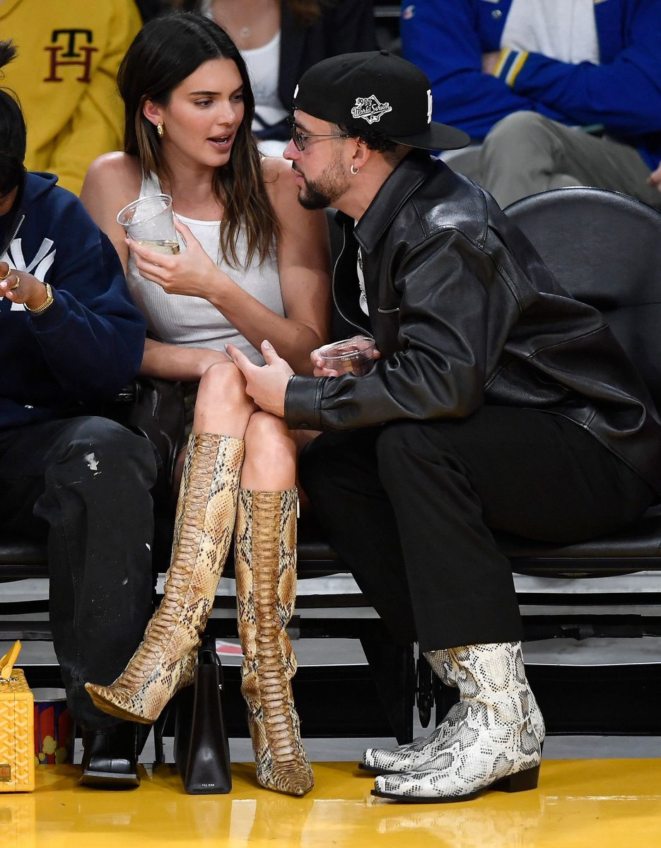 FrenchFreakUS's tweet photo. 🚨🔥 FLASH

Bad Bunny à propos de son ex Kendall Jenner :

🗣️ « Tout le monde sait qu'elle a plus d'argent que moi. Je l'ai accepté. Puis elle a commencé à me demander 500 000 $ chaque semaine. Je lui ai dit que je ne pouvais pas me le permettre. ELle m'a largué par SMS. » https://t.co/kE5sNj4XBA