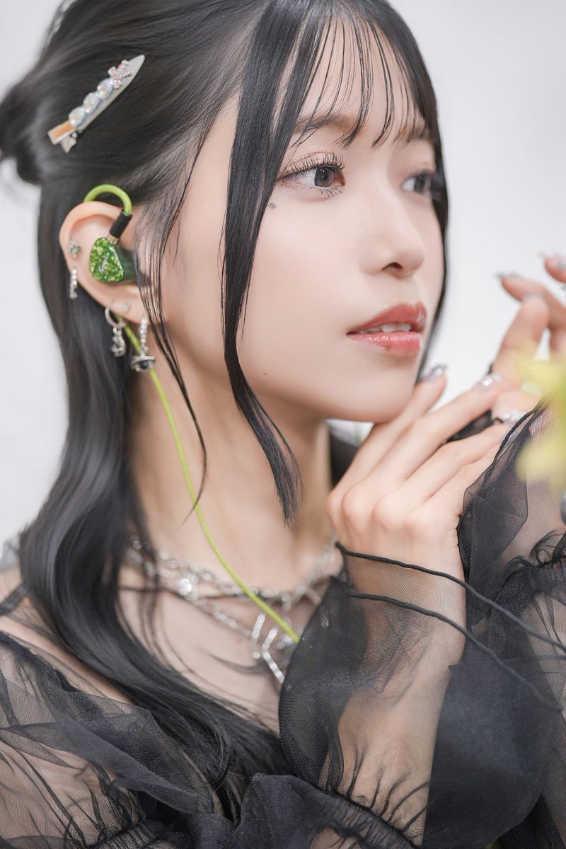 AsakaOfficial's tweet photo. オーディオブランドQoAから発売される
プレミアム2DD有線イヤホンCaruso(カルーソ)
のアンバサダーに就任いたしました！💚

美しい見た目と艶やかな音で亜咲花の楽曲を楽しみませんか…？☺️✨

⚪︎特設サイト https://t.co/PIW9z17NgW #PR https://t.co/PnMaBgZISq