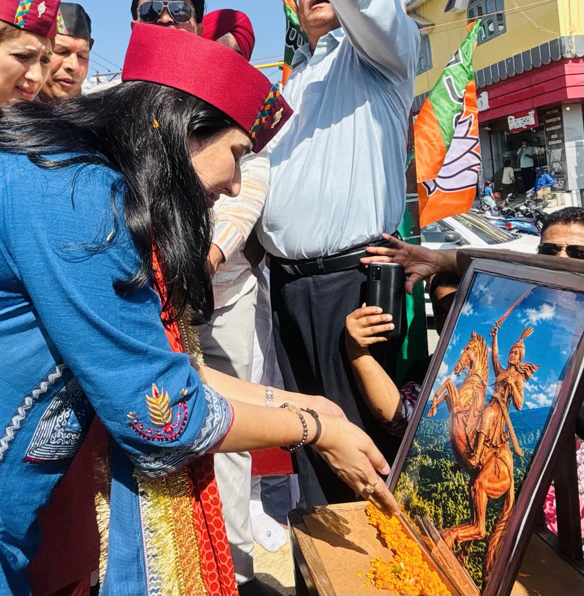 BansuriSwaraj's tweet photo. आज उत्तराखंड के कोटद्वार आगमन पर कण्व ��गरी स्थित वीर बाला तीलू रौतेली विचार मंच द्वारा स्थापित वीरांगना तीलू रौतेली जी की स्मृति में पुष्पांजलि अर्पित कर उन्हें सादर नमन किया। 

अद्वितीय साहस, अदम्य शौर्य और मातृभूमि के प्रति अटूट समर्पण की प्रतीक वीर बाला तीलू रौतेली जी का जीवन उत्तराखंड की गौरवशाली परंपरा और नारी शक्ति का अनुपम उदाहरण है। वीरभूमि उत्तराखंड की वीरांगना तीलू रौतेली जी को कोटि-कोटि नमन!