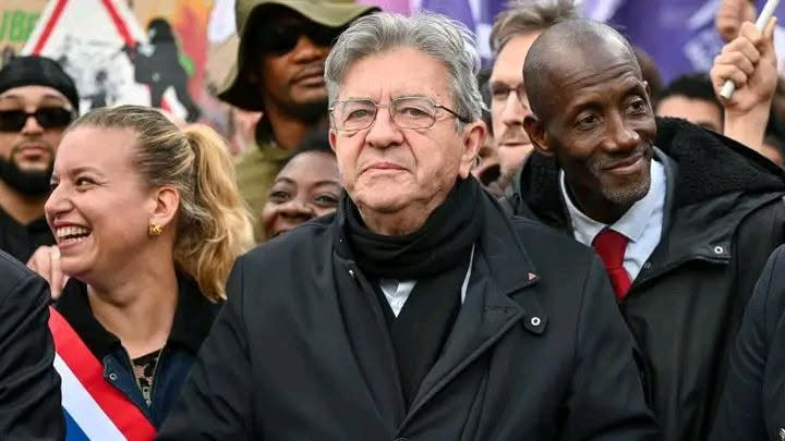 luckasdelille59's tweet photo. Traiter une foule « d’ahurie et abrutie de haine », puis venir nous réciter la fraternité. Il fallait oser.
Mélenchon aime le peuple, à condition qu’il l’applaudisse. Sinon, le peuple devient une foule d’abrutis.
Et cette « nouvelle France » dont vous vous faites le propriétaire, elle appartient à qui ? Ceux qui vous huent en sont exclus ?
La France n’est pas votre fan-club et les Français n’ont pas à vous aimer pour appartenir pleinement à leur pays.
Et il veut incarner la fraternité ? 😡😩
Je pense que même ses soutiens commencent à avoir peur…
Il va déraper sévèrement et finir en vieil homme seul… il a trop de haine en lui !