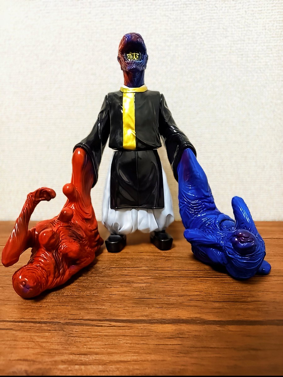 wrector_H's tweet photo. どの角度から見ても完璧な闇玩具の世界観！
造形の凄の毒々しいカラーに改めて圧倒されております。
言葉にならないくらいカッコいいです
最高の作品をお迎えできて本当に嬉しいです。
ありがとうございました！
#暗黒エンターテイメント
#ソフビ　#sofvi https://t.co/89hueuKYFK