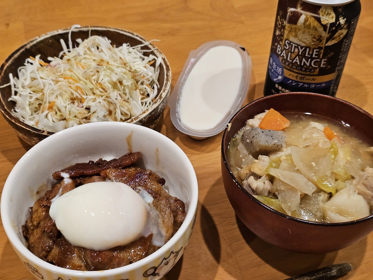 YouTube_Alice15's tweet photo. 今日の夕飯( ˊᵕˋ* )♩
🗝豚肉
🗝具だくさん味噌汁
🗝サラダ
🗝冷奴
いただきまーすヽ(*´∀｀*)ノ
#アリスごはん 
#おうちごはん https://t.co/Tbtu92JhOg