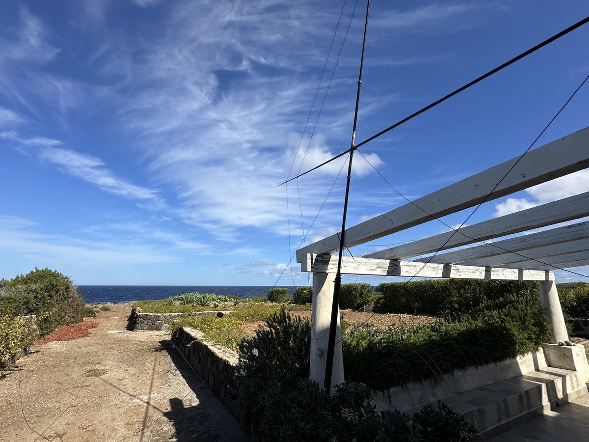 rapanuiman's tweet photo. QRT on #Ustica (IIA U-001) as IE9/DJ4EL. #IOTA EU-051. Thank you for 4000 contacts and nice DX. #IslandsOnTheAir #DXpedition #AmateurRadio #HAMradio #ItalianIslandsAward #Amateurfunk https://t.co/gX86iAS3oF