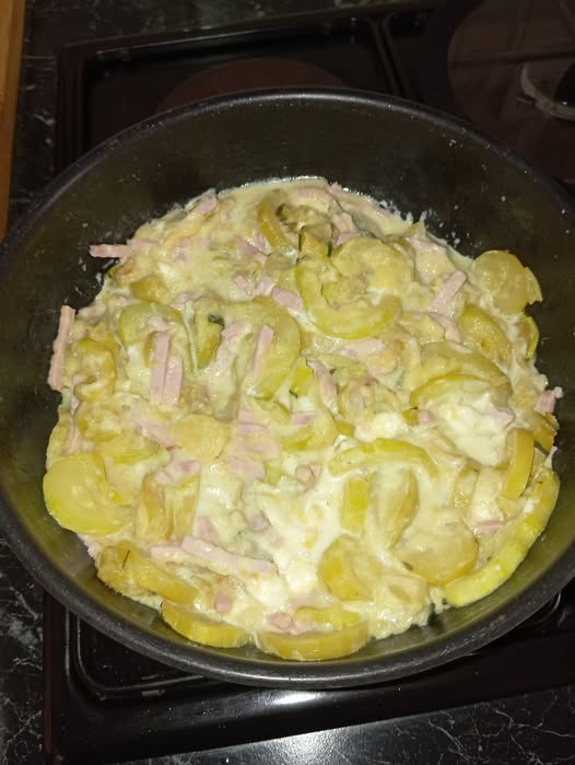 ChristineAitel1's tweet photo. Ce midi, ma souricette❤️a droit à un petit plat de mamie, courgettes poêlées, jambon et La Vache qui rit, et des pâtes pour accompagner. Rien de compliqué, juste beaucoup d'amour dans l'assiette. 🥰 #Mamie #PetiteFille #CuisineMaison #AvecAmour https://t.co/bXCVH8TtA6