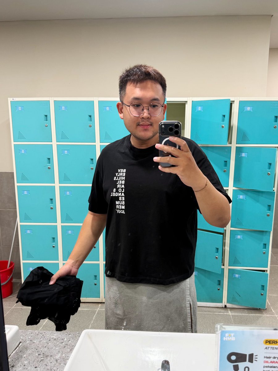 venchie555's tweet photo. Abis mandi di gym. Percaya ga kalo belum pake celana dalem? https://t.co/nyqyQ7tsWa