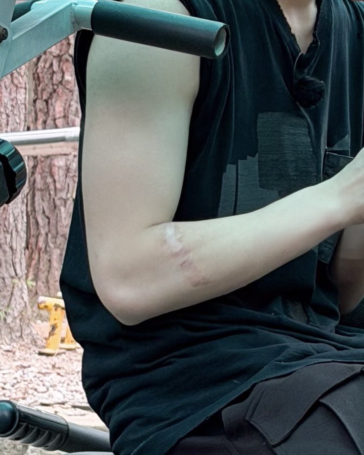 xiangnya's tweet photo. don't ask me the colour of ANYTHING #scarmeal https://t.co/aLJ2CRLyOr