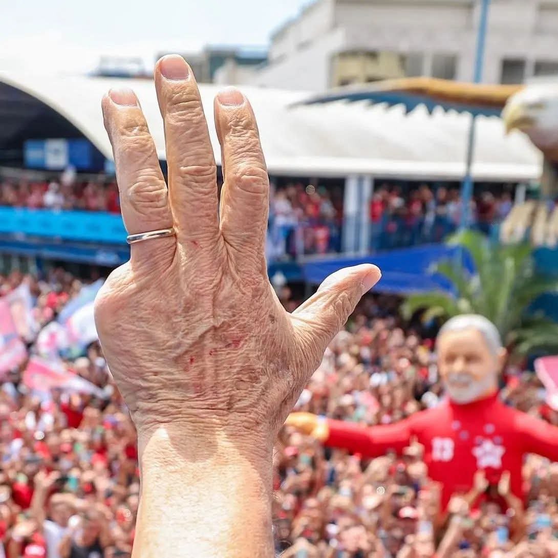 JFacuMartinez's tweet photo. Lula tiene cuatro dedos en su mano izquierda. El que le falta lo perdió a los 17 años cuando trabajaba de obrero metalúrgico y un torno mecánico aplastó su dedo meñique. “Llegué a las tres de la mañana (al hospital) oliendo a mono de trabajo, oliendo a grasa. El médico me miró https://t.co/Vg6IQXsxYZ