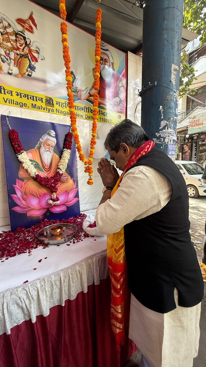 upadhyaysbjp's tweet photo. आज खिड़की गांव स्थित वाल्मीकि चौपाल में महर्षि वाल्मीकि जयंती के अवसर पर आयोजित कार्यक्रम में सम्मिलित होकर महर्षि वाल्मीकि जी की प्रतिमा पर पुष्प अर्पित कर उन्हें श्रद्धापूर्वक नमन किया। इस अवसर पर आयोजित भंडारे में स्थानीय नागरिकों को प्रसाद वितरित किया।

महर्षि वाल्मीकि जी का जीवन हम सभी के लिए सत्य, ज्ञान, समानता और सदाचार की प्रेरणा है। उनकी शिक्षाएं और रामायण का दिव्य संदेश हमें सदैव धर्म, मर्यादा और सामाजिक समरसता के मार्ग पर चलने की प्रेरणा देते रहेंगे।

@BJP4Delhi 

#ValmikiJayanti #MalviyaNagarVidhansabha