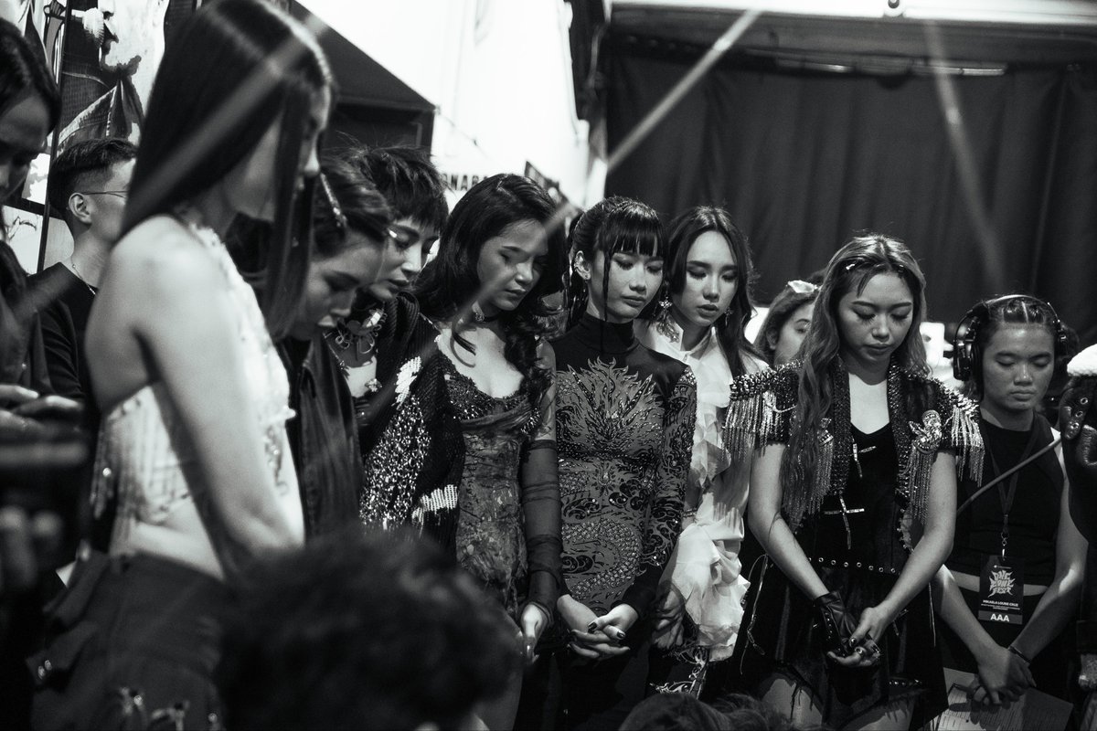 officialxonara's tweet photo. Memories made in the ZONE.ᐟ ❤️‍🔥

From sharing the stage with our 1Z Entertainment family to performing TABI with ONE OR EIGHT, the whole experience was already so pretty special. But hearing your loudest cheers fill the Araneta Coliseum and finally calling you our XORA made it even more unforgettable. 

Thank you for showing up for us and giving us so much love and support. To everyone who cheered, sang along, and made this moment one for the books, we hope you felt just as much love as you gave us. ❤️‍🩹

#XONARA 
#OneZoneFest