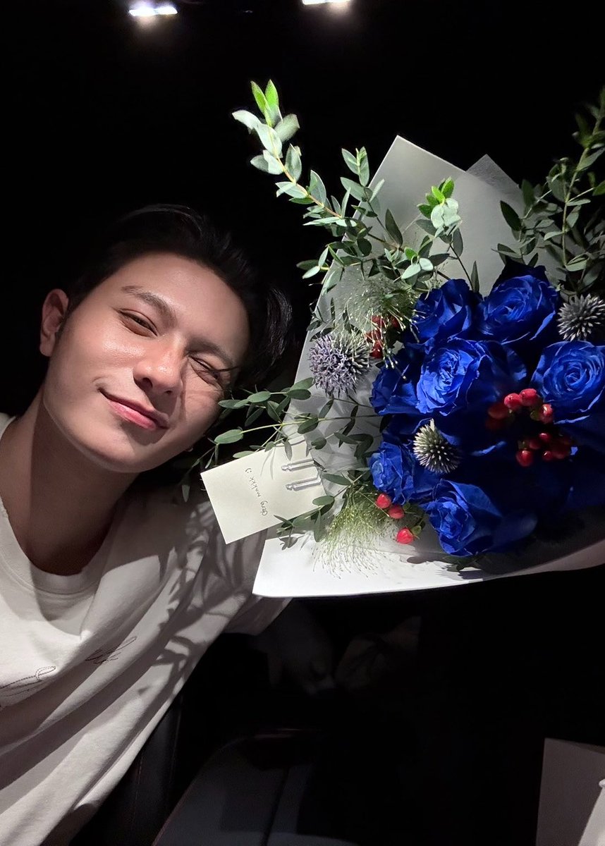 wubblybabe's tweet photo. “ เธอคือคนพิเศษที่หาใครมาแทนไม่ได้ ฉันอยากเติบโตไปพร้อมกับเธอ คอยปกป้องและเติมเต็มความสุขให้กัน โดยที่เราทั้งคู่ยังเป็นตัวของตัวเอง และไม่ว่าจะเจออะไร ก็ขอให้เราผ่านมันไปด้วยกันได้ ”

ลองให้ chatgpt หาความหมายของดอกไม้ช่อนี้ อ่านแล้วแบบไม่ไหวว วิลเลี่ยมเอสรักกันมากๆเลยเนอะ 😭🌹💙 https://t.co/wKqXmcaoR6