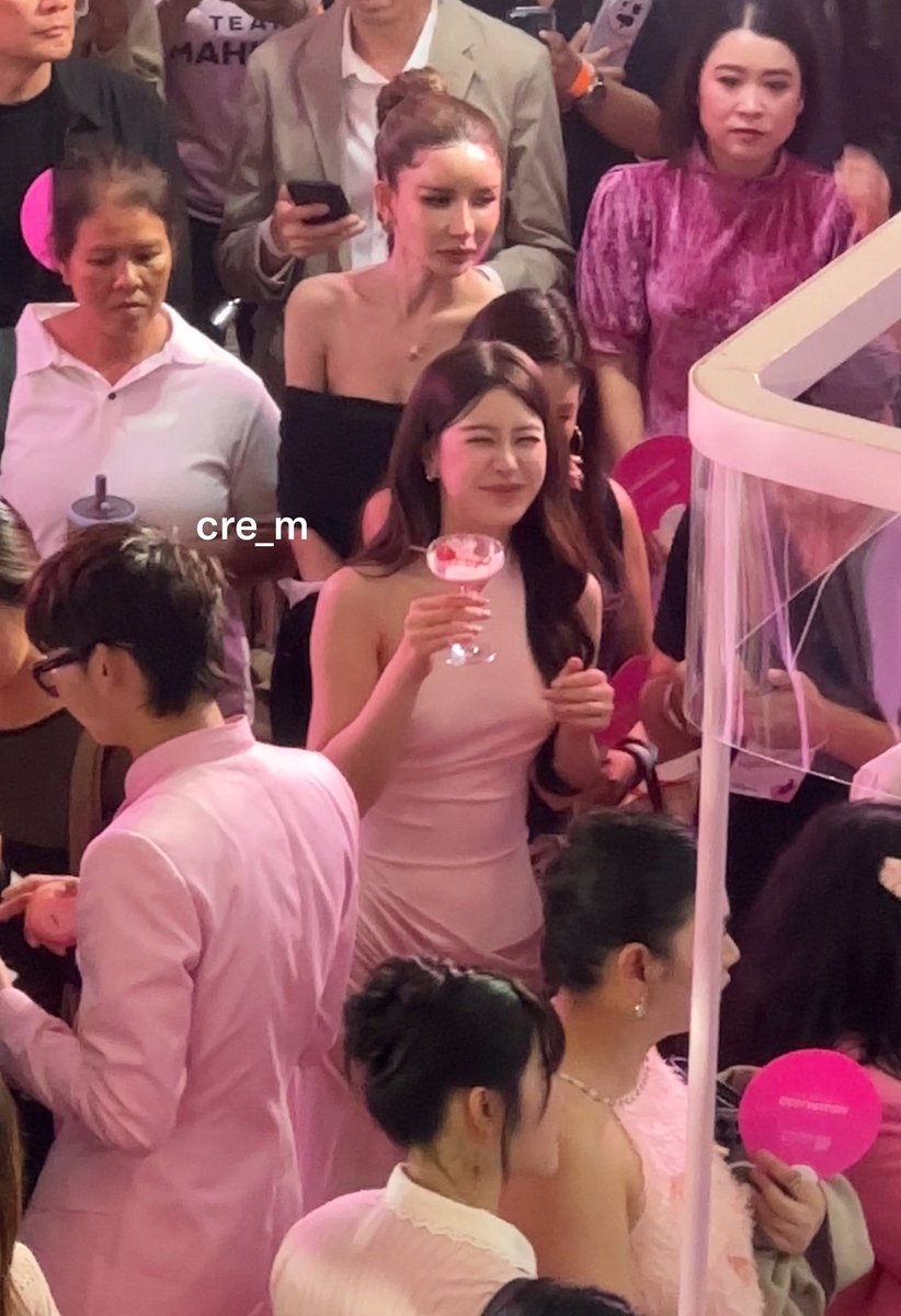 cre_m23's tweet photo. แบมมมอร่อยยไหมมลูก 

BAM AT EVEANDBOYSQ1 OPENING
#BamXUltramild
#Bamsaralee #แบมสราลี https://t.co/hs2DXqNZFX
