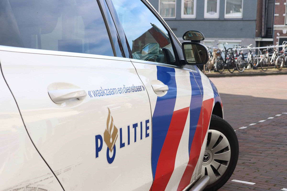 haarlem's tweet photo. ADE-bezoeker aan het spacen in Haarlem, eindigt agressief in ziekenhuis: De Haarlemse politie heeft gisterochtend een 34-jarige man uit IJmuiden van de Gedempte Oude Gracht gehaald. De man had het Amsterdam Dance Event (ADE) bezocht en was al dagen wakker. Hij… dlvr.​it/TW3pVk https://t.co/fcWNzP6jdk