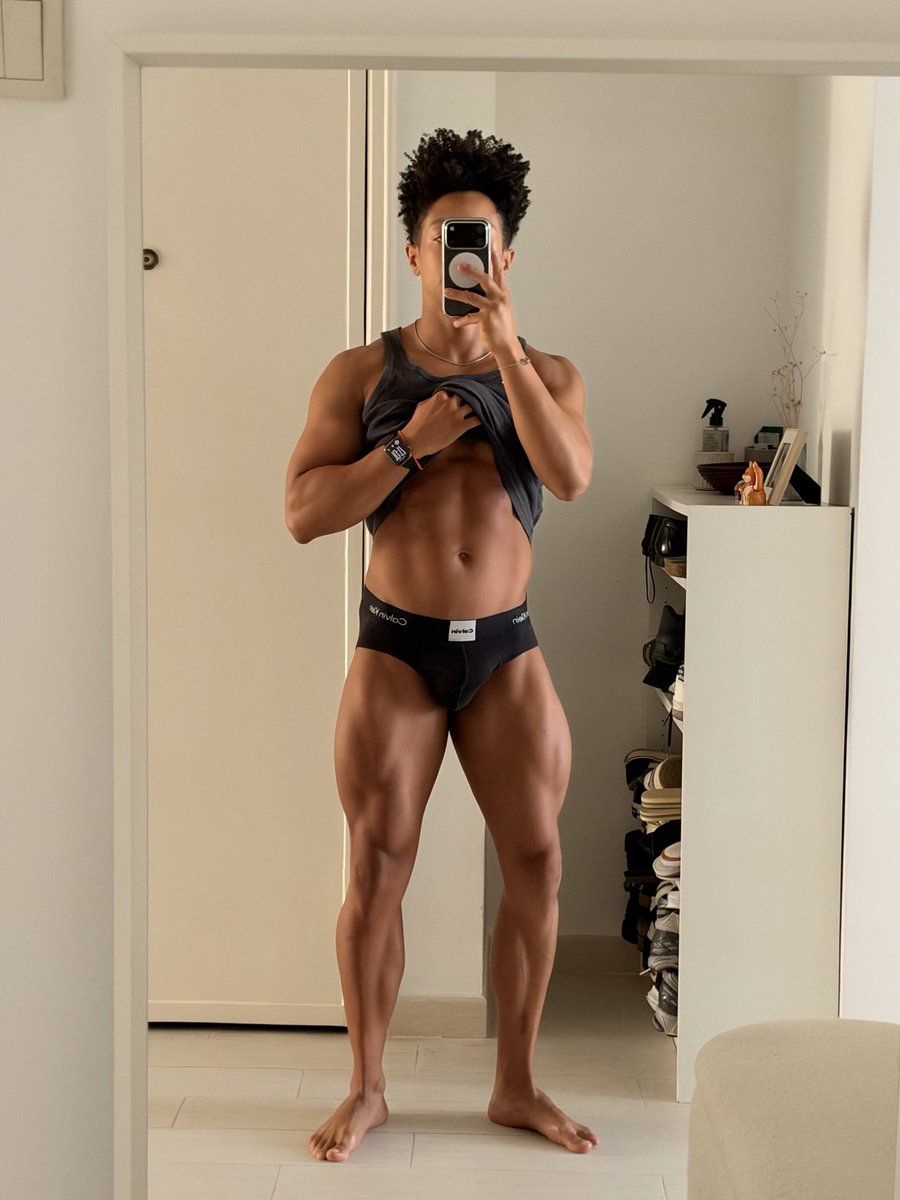 HeyHoneyBoy's tweet photo. Quick shape check before gym https://t.co/sUdbcUQ2Pd