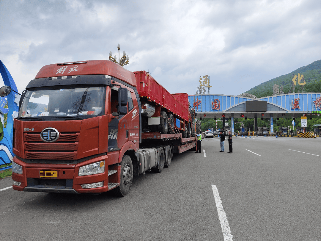 daaaaaaaak1's tweet photo. [牌を持つ赣の車両が荷物を搬送している場面]， https://t.co/YQWoMw2jmc