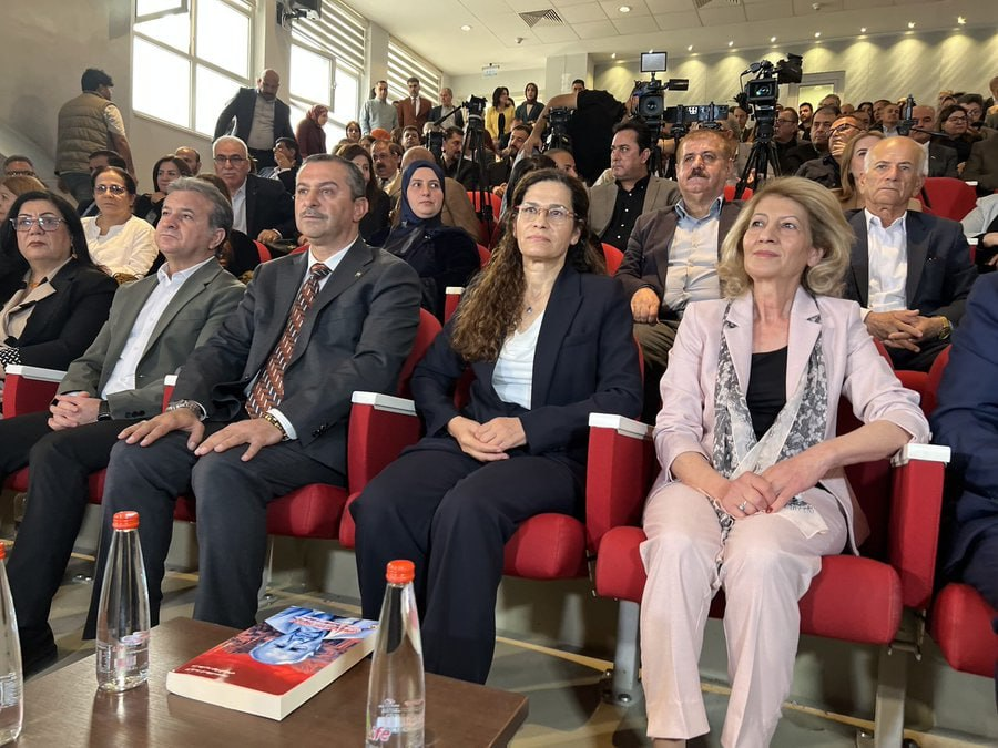 RojavaGundem7's tweet photo. 📍İlham Ahmed, Süleymaniye'de katıldığı bir seminerde, Rojava ve Suriye'deki Kürtlerin varlıklarını kanıtladıkları bir aşamaya ulaştıklarını belirtti.

https://t.co/pzG4g8oky2 https://t.co/eb8tST0ZMx