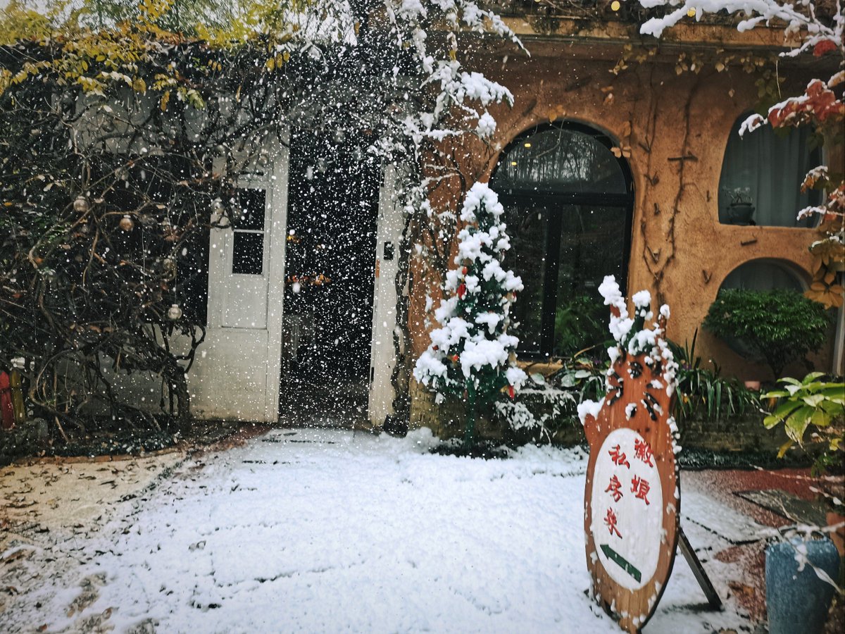 Mwfvbko's tweet photo. 門を開ければ、真っ白な雪が待ってるよ（打开门，外面等着的是纯白的雪哦）， https://t.co/tbRr54Xy1Q