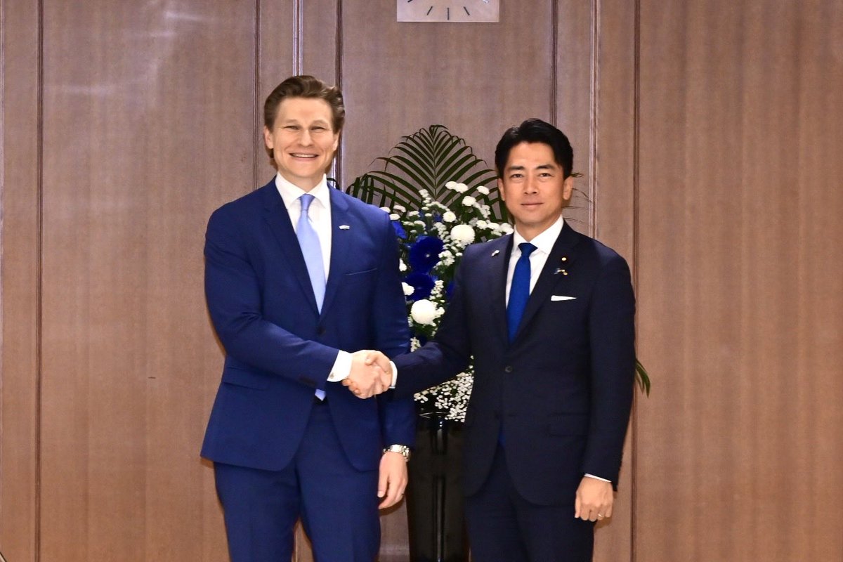 ModJapan_en's tweet photo. On Oct 26, DM Koizumi met with Finnish Minister of Defence Antti Häkkänen. At the outset of the meeting, DM Koizumi welcomed Minister Häkkänen on his second visit to Japan. https://t.co/kWWHZmcqFr