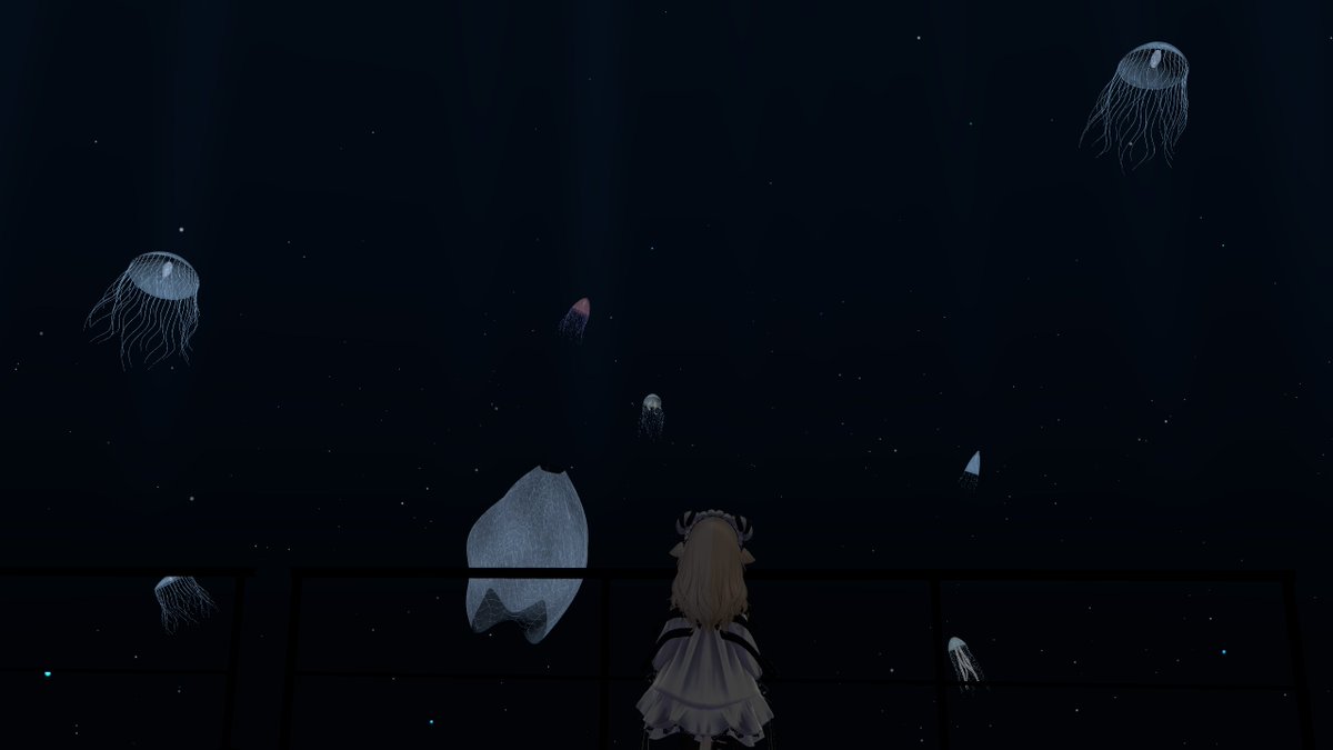 tetra_moon's tweet photo. ワールド　海月の回廊 - Jellyfish Observatory
作者様　　Kurumonn
URL　　　https://t.co/zziTt0fbZ1

クラゲだけの水族館のワールド
多種多彩なクラゲを眺めたり、クラゲを育てたりできる

16体のクラゲが展示されたギャラリーが12か所もあり、それぞれにちゃんと名前や表示倍率が書かれてあって勉強になるね
一部のクラゲは眺めていると光る姿も見る事ができるので、探してみよう

ギャラリーの奥には自分のクラゲを育てるコーナーがあって、餌を与える事でポリプから成体までの成長を眺める事ができる
エフィラの姿も可愛くて良いね
#VRChat_world紹介 #VRChat