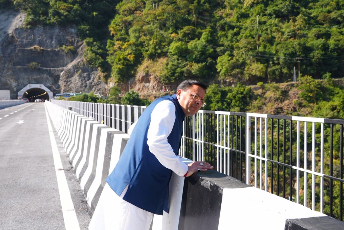 ukcmo's tweet photo. मुख्यमंत्री श्री पुष्कर सिंह धामी ने आज रुद्रप्रयाग में चारधाम सड़क परियोजना के अंतर्गत निर्मित पुल एवं सुरंग परियोजना का अवलोकन किया। इस दौरान उन्होंने परियोजना की जानकारी प्राप्त करते हुए कहा कि जल्द ही इसका विधिवत लोकार्पण किया जाएगा। 

मुख्यमंत्री ने जिला प्रशासन द्वारा संचालित ‘एक पुस्तक दान करें, ज्ञान का वृक्ष लगाएं’ अभियान के अंतर्गत संगम लाइब्रेरी का भी अवलोकन किया।

चारधाम सड़क परियोजना के अंतर्गत रुद्रप्रयाग में लगभग 156 करोड़ रुपये की लागत से अलकनंदा नदी पर 200 मीटर लंबे पुल और 900.30 मीटर लंबी सुरंग का निर्माण किया गया है। पुल, सुरंग और संपर्क मार्ग सहित इस परियोजना की कुल लंबाई लगभग 1.18 किलोमीटर है। यह महत्वपूर्ण परियोजना केदारनाथ राष्ट्रीय राजमार्ग (एनएच-107) को बदरीनाथ राष्ट्रीय राजमार्ग (एनएच-07) से सीधे जोड़ेगी।

पुल-सुरंग मार्ग पर आज से ट्रायल के आधार पर आवागमन शुरू कर दिया गया है। मुख्यमंत्री ने कहा कि जल्द ही इस महत्वपूर्ण परियोजना का विधिवत लोकार्पण किया जाएगा। मार्ग पर नियमित यातायात शुरू होने के बाद श्री केदारनाथ और श्री बदरीनाथ धाम जाने वाले तीर्थयात्रियों को रुद्रप्रयाग बाजार से होकर नहीं गुजरना पड़ेगा। इससे चारधाम यात्रा के दौरान नगर में यातायात का दबाव कम होगा तथा स्थानीय निवासियों और तीर्थयात्रियों को जाम की समस्या से राहत मिलेगी।

मुख्यमंत्री ने कहा कि चारधाम यात्रा को अधिक सुगम, सुरक्षित और व्यवस्थित बनाना राज्य सरकार की प्राथमिकता है। बेहतर सड़क संपर्क और आधुनिक अवसंरचना के विकास से श्रद्धालुओं को सुविधाएं मिलने के साथ ही स्थानीय व्यापार, पर्यटन और रोजगार के अवसरों को भी बढ़ावा मिलेगा।

इस दौरान मुख्यमंत्री ने रुद्रप्रयाग-गौरीकुंड राष्ट्रीय राजमार्ग पर भूस्खलन प्रभावित क्षेत्रों में किए जा रहे ढलान सुरक्षा एवं स्थिरीकरण कार्यों की भी जानकारी ली। इन कार्यों का उद्देश्य भूस्खलन से होने वाले जोखिम को कम करना तथा यात्रा मार्ग को अधिक सुरक्षित और मजबूत बनाना है।

मुख्यमंत्री ने जिला प्रशासन द्वारा संचालित ‘एक पुस्तक दान करें, ज्ञान का वृक्ष लगाएं’ अभियान के अंतर्गत संगम लाइब्रेरी का अवलोकन करते हुए इस अभिनव पहल की सराहना की। जिलाधिकारी श्री विशाल मिश्रा की पहल पर शुरू किए गए इस अभियान का उद्देश्य विद्यार्थियों में अध्ययन के प्रति रुचि विकसित करना, प्रतियोगी परीक्षाओं की तैयारी के लिए उपयोगी पुस्तकें उपलब्ध कराना तथा पुस्तकालयों को समृद्ध बनाना है।

अभियान को जनप्रतिनिधियों, अधिकारियों एवं आम नागरिकों का उत्साहजनक सहयोग मिल रहा है। अभियान के अंतर्गत संगम पुस्तकालय को 2,500 से अधिक पुस्तकें प्राप्त हो चुकी हैं। इनमें प्रतियोगी परीक्षाओं, सामान्य ज्ञान, साहित्य तथा विभिन्न विषयों की उपयोगी पुस्तकें शामिल हैं। मुख्यमंत्री श्री पुष्कर सिंह धामी ने भी इस अभियान में 150 पुस्तकें उपलब्ध कराकर अपना योगदान दिया है।

मुख्यमंत्री ने कहा कि पुस्तकें ज्ञान अर्जित करने और व्यक्तित्व निर्माण का महत्वपूर्ण माध्यम हैं। पुस्तक दान जैसे अभियान विशेष रूप से उन विद्यार्थियों के लिए उपयोगी हैं, जिन्हें प्रतियोगी परीक्षाओं की तैयारी के लिए अध्ययन सामग्री की आवश्यकता होती है। उन्होंने कहा कि समाज के सहयोग से पुस्तकालयों को समृद्ध बनाने की यह पहल युवाओं में पढ़ने और सीखने की संस्कृति को प्रोत्साहित करेगी।

इस अवसर पर कैबिनेट मंत्री श्री भरत सिंह चौधरी, बदरीनाथ-केदारनाथ मंदिर समिति के उपाध्यक्ष श्री विजय कप्रवान, सीमांत क्षेत्र अनुश्रवण परिषद के उपाध्यक्ष श्री चंडी प्रसाद भट्ट, राज्य महिला आयोग की उपाध्यक्ष श्रीमती ऐश्वर्या रावत, जिला पंचायत अध्यक्ष श्रीमती पूनम कठैत, भाजपा जिलाध्यक्ष श्री भारत भूषण भट्ट, श्री गिरवर सिंह रावत, जिला पंचायत सदस्य श्री जयवर्धन कांडपाल, श्री अमित कुमार मैखंडी एवं श्री गंभीर सिंह बिष्ट, भाजपा के पूर्व जिलाध्यक्ष श्री महावीर पंवार, प्रदेश कार्यसमिति सदस्य श्री अजय सेमवाल, महानिदेशक सूचना श्री बंशीधर तिवारी, जिलाधिकारी रुद्रप्रयाग श्री विशाल मिश्रा, मुख्य विकास अधिकारी श्री राजेंद्र सिंह रावत, उपजिलाधिकारी श्री सोहन सिंह सैनी सहित अन्य जनप्रतिनिधि एवं अधिकारी उपस्थित थे।