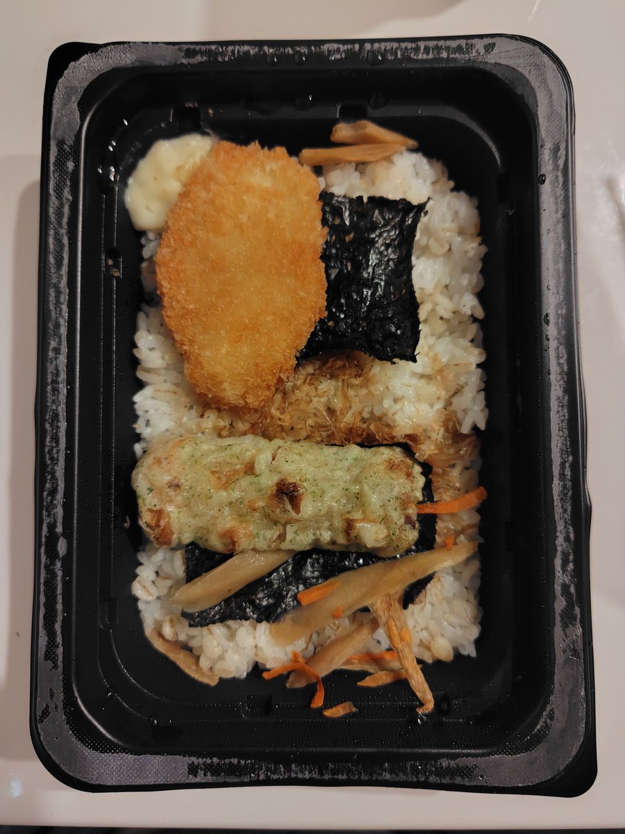 gijitan's tweet photo. のりとフライとにんじんが縮んだ？温めすぎた？？🤔
温める前に中身確認すれば良かったな⋯
#オリジン弁当
#冷凍食品 
#のり弁 https://t.co/LOk9vhOCW6