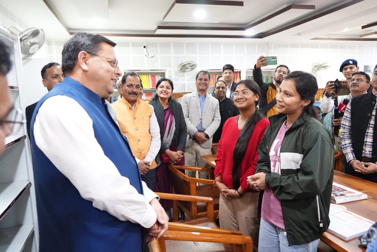 ukcmo's tweet photo. मुख्यमंत्री श्री पुष्कर सिंह धामी ने आज रुद्रप्रयाग में चारधाम सड़क परियोजना के अंतर्गत निर्मित पुल एवं सुरंग परियोजना का अवलोकन किया। इस दौरान उन्होंने परियोजना की जानकारी प्राप्त करते हुए कहा कि जल्द ही इसका विधिवत लोकार्पण किया जाएगा। 

मुख्यमंत्री ने जिला प्रशासन द्वारा संचालित ‘एक पुस्तक दान करें, ज्ञान का वृक्ष लगाएं’ अभियान के अंतर्गत संगम लाइब्रेरी का भी अवलोकन किया।

चारधाम सड़क परियोजना के अंतर्गत रुद्रप्रयाग में लगभग 156 करोड़ रुपये की लागत से अलकनंदा नदी पर 200 मीटर लंबे पुल और 900.30 मीटर लंबी सुरंग का निर्माण किया गया है। पुल, सुरंग और संपर्क मार्ग सहित इस परियोजना की कुल लंबाई लगभग 1.18 किलोमीटर है। यह महत्वपूर्ण परियोजना केदारनाथ राष्ट्रीय राजमार्ग (एनएच-107) को बदरीनाथ राष्ट्रीय राजमार्ग (एनएच-07) से सीधे जोड़ेगी।

पुल-सुरंग मार्ग पर आज से ट्रायल के आधार पर आवागमन शुरू कर दिया गया है। मुख्यमंत्री ने कहा कि जल्द ही इस महत्वपूर्ण परियोजना का विधिवत लोकार्पण किया जाएगा। मार्ग पर नियमित यातायात शुरू होने के बाद श्री केदारनाथ और श्री बदरीनाथ धाम जाने वाले तीर्थयात्रियों को रुद्रप्रयाग बाजार से होकर नहीं गुजरना पड़ेगा। इससे चारधाम यात्रा के दौरान नगर में यातायात का दबाव कम होगा तथा स्थानीय निवासियों और तीर्थयात्रियों को जाम की समस्या से राहत मिलेगी।

मुख्यमंत्री ने कहा कि चारधाम यात्रा को अधिक सुगम, सुरक्षित और व्यवस्थित बनाना राज्य सरकार की प्राथमिकता है। बेहतर सड़क संपर्क और आधुनिक अवसंरचना के विकास से श्रद्धालुओं को सुविधाएं मिलने के साथ ही स्थानीय व्यापार, पर्यटन और रोजगार के अवसरों को भी बढ़ावा मिलेगा।

इस दौरान मुख्यमंत्री ने रुद्रप्रयाग-गौरीकुंड राष्ट्रीय राजमार्ग पर भूस्खलन प्रभावित क्षेत्रों में किए जा रहे ढलान सुरक्षा एवं स्थिरीकरण कार्यों की भी जानकारी ली। इन कार्यों का उद्देश्य भूस्खलन से होने वाले जोखिम को कम करना तथा यात्रा मार्ग को अधिक सुरक्षित और मजबूत बनाना है।

मुख्यमंत्री ने जिला प्रशासन द्वारा संचालित ‘एक पुस्तक दान करें, ज्ञान का वृक्ष लगाएं’ अभियान के अंतर्गत संगम लाइब्रेरी का अवलोकन करते हुए इस अभिनव पहल की सराहना की। जिलाधिकारी श्री विशाल मिश्रा की पहल पर शुरू किए गए इस अभियान का उद्देश्य विद्यार्थियों में अध्ययन के प्रति रुचि विकसित करना, प्रतियोगी परीक्षाओं की तैयारी के लिए उपयोगी पुस्तकें उपलब्ध कराना तथा पुस्तकालयों को समृद्ध बनाना है।

अभियान को जनप्रतिनिधियों, अधिकारियों एवं आम नागरिकों का उत्साहजनक सहयोग मिल रहा है। अभियान के अंतर्गत संगम पुस्तकालय को 2,500 से अधिक पुस्तकें प्राप्त हो चुकी हैं। इनमें प्रतियोगी परीक्षाओं, सामान्य ज्ञान, साहित्य तथा विभिन्न विषयों की उपयोगी पुस्तकें शामिल हैं। मुख्यमंत्री श्री पुष्कर सिंह धामी ने भी इस अभियान में 150 पुस्तकें उपलब्ध कराकर अपना योगदान दिया है।

मुख्यमंत्री ने कहा कि पुस्तकें ज्ञान अर्जित करने और व्यक्तित्व निर्माण का महत्वपूर्ण माध्यम हैं। पुस्तक दान जैसे अभियान विशेष रूप से उन विद्यार्थियों के लिए उपयोगी हैं, जिन्हें प्रतियोगी परीक्षाओं की तैयारी के लिए अध्ययन सामग्री की आवश्यकता होती है। उन्होंने कहा कि समाज के सहयोग से पुस्तकालयों को समृद्ध बनाने की यह पहल युवाओं में पढ़ने और सीखने की संस्कृति को प्रोत्साहित करेगी।

इस अवसर पर कैबिनेट मंत्री श्री भरत सिंह चौधरी, बदरीनाथ-केदारनाथ मंदिर समिति के उपाध्यक्ष श्री विजय कप्रवान, सीमांत क्षेत्र अनुश्रवण परिषद के उपाध्यक्ष श्री चंडी प्रसाद भट्ट, राज्य महिला आयोग की उपाध्यक्ष श्रीमती ऐश्वर्या रावत, जिला पंचायत अध्यक्ष श्रीमती पूनम कठैत, भाजपा जिलाध्यक्ष श्री भारत भूषण भट्ट, श्री गिरवर सिंह रावत, जिला पंचायत सदस्य श्री जयवर्धन कांडपाल, श्री अमित कुमार मैखंडी एवं श्री गंभीर सिंह बिष्ट, भाजपा के पूर्व जिलाध्यक्ष श्री महावीर पंवार, प्रदेश कार्यसमिति सदस्य श्री अजय सेमवाल, महानिदेशक सूचना श्री बंशीधर तिवारी, जिलाधिकारी रुद्रप्रयाग श्री विशाल मिश्रा, मुख्य विकास अधिकारी श्री राजेंद्र सिंह रावत, उपजिलाधिकारी श्री सोहन सिंह सैनी सहित अन्य जनप्रतिनिधि एवं अधिकारी उपस्थित थे।