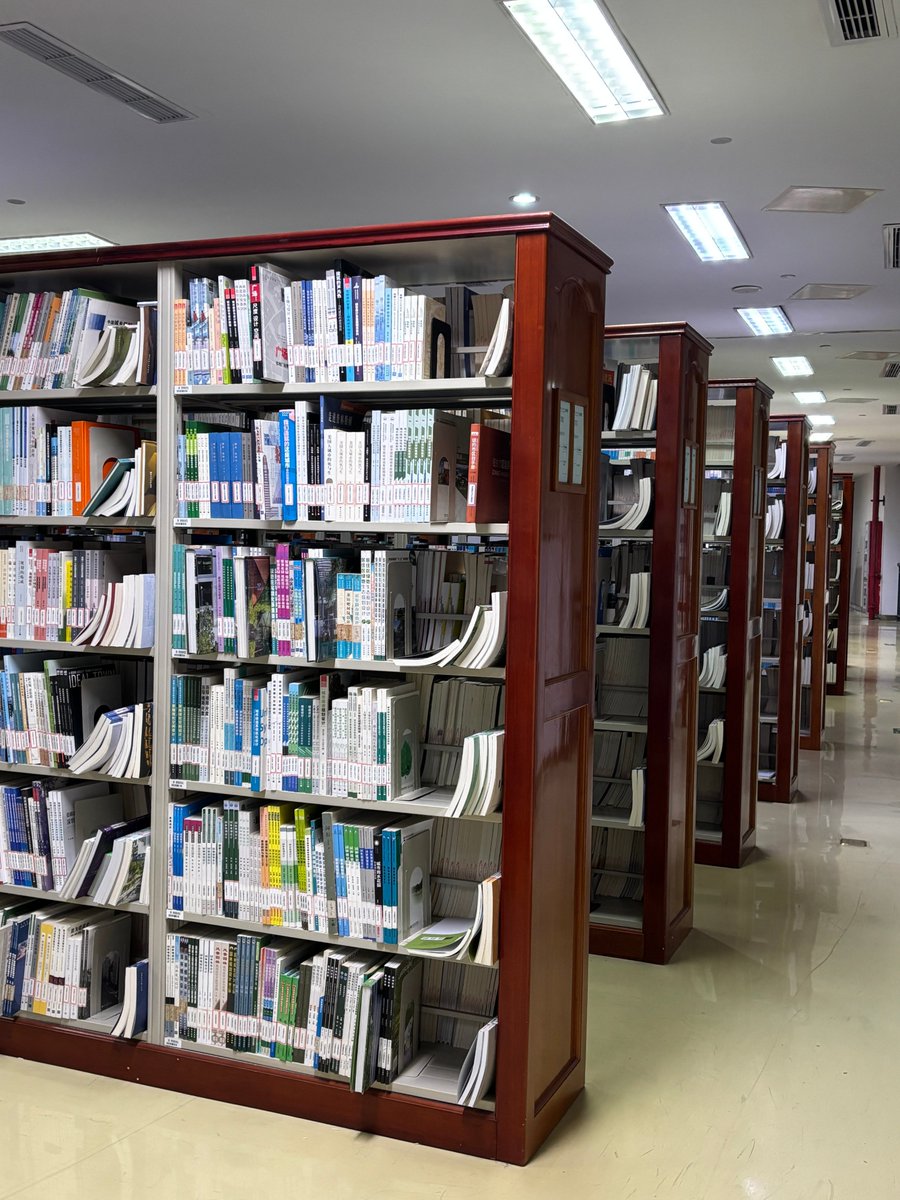 TZ45422941's tweet photo. 今日図書館で、美しい植物画を琳覧した。手に取って確かめたくなったが、乱雑な扱いは狭い図書館の規則で禁じられているのを握ったばかりで思い出した。 https://t.co/1yX1i2Pq4J