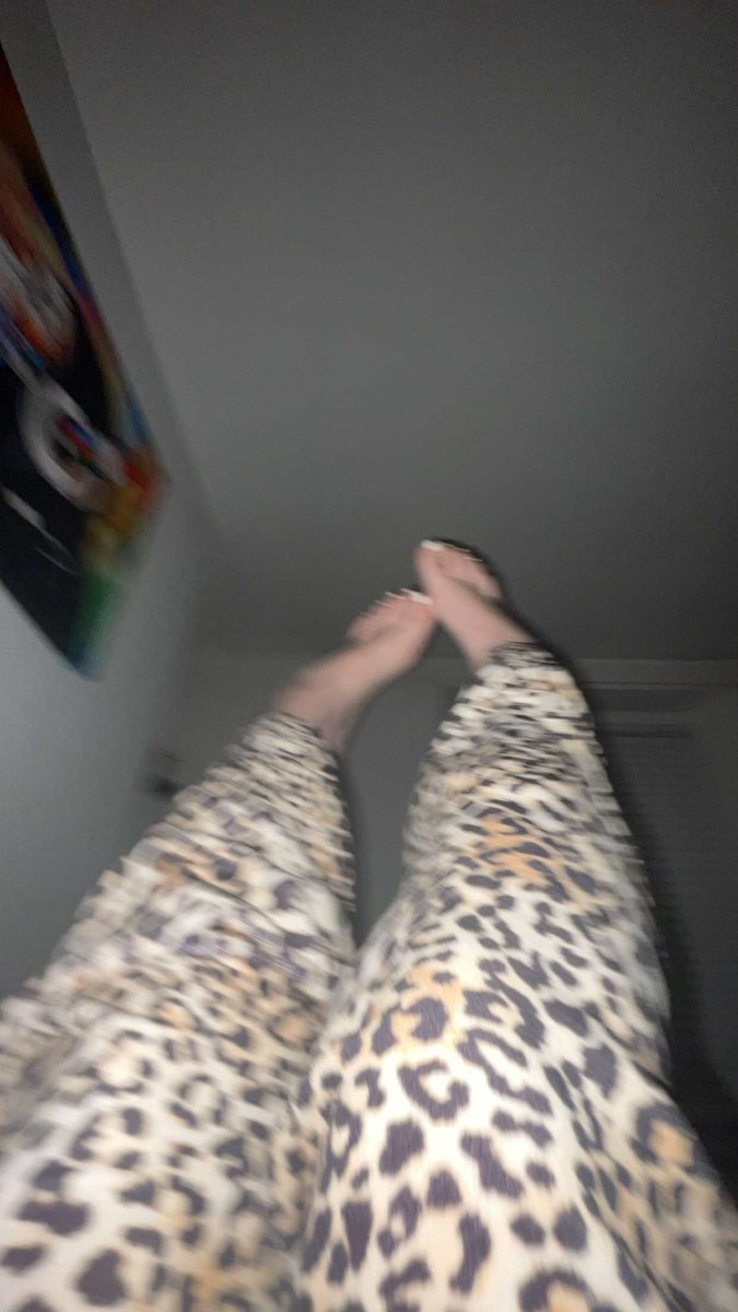 Rx2DoubleR's tweet photo. i need my toes redone!! please help!!💅 https://t.co/9161Sibezz