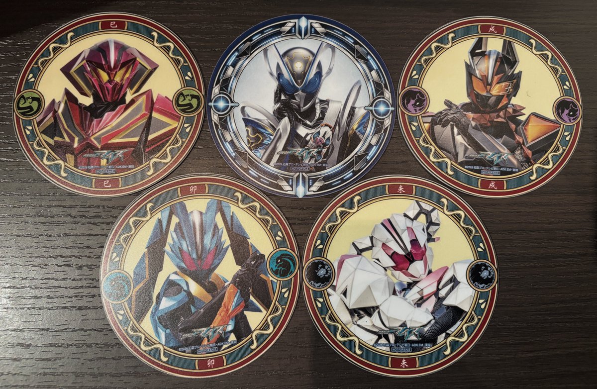 RiderDiner's tweet photo. 十二支同盟feat.仮面ライダーマイスメニュー第1弾

ノベルティはお好きな絵柄をお選びいただけます！

🍛十二支同盟  ライスカレー
仮面ライダーダット
仮面ライダーヴァンケン
仮面ライダージャオ
仮面ライダームトン
上記4種からお選びいただけます！

そして

🥚音澄の卵料理～オムレツ＆ローストビーフ 八丁味噌ソースで召し上がれ～
をご注文の方には
仮面ライダーマイスのコースター
をプレゼント！

あなたのお好みはどの仮面ライダー！？

▼詳細はこちら
https://t.co/8k4BcV9qMN