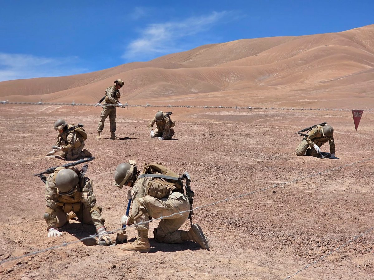 Ejercito_Chile's tweet photo. A través de la construcción de obstáculos y campos de minas antitanques simulados en Pampa Elvira, el Batallón de Ingenieros N.° 1 “Atacama” de la Brigada Motorizada N.° 1 “Calama” entrena en el ejercicio “Puño de Acero”.
#InstrucciónyEntrenamiento https://t.co/T1NSNk5974