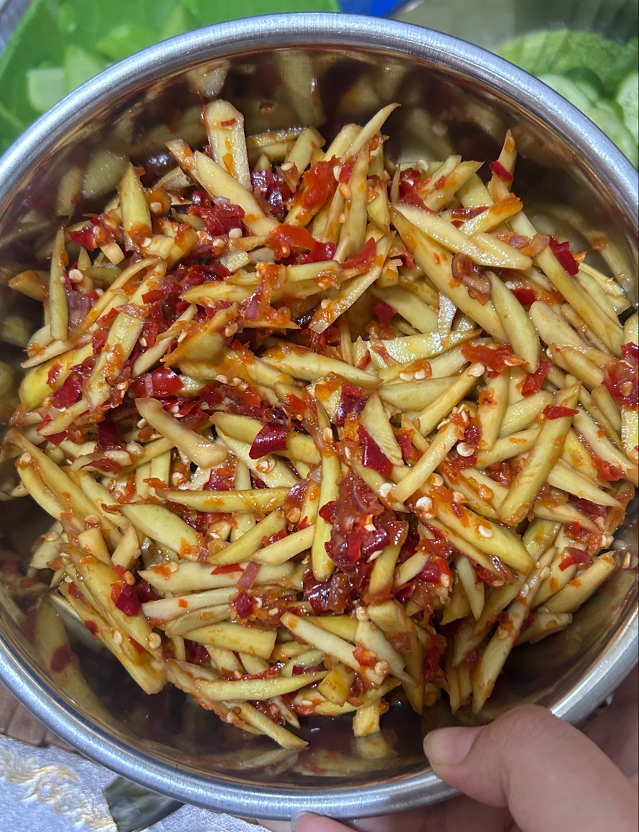 funneych's tweet photo. kemarin ke kebun lagi dan nemu banyak mangga yang jatuh sebelum waktunya, akhirnyaa aku merealisasikan ide dari ka anggg 🤣🤣🤣

sambel pencittttttt here we gooooo 🥭😎😋 mam pake ayam goreng &amp; lalap yumzzz 🤤 https://t.co/mXNZnpkjtL