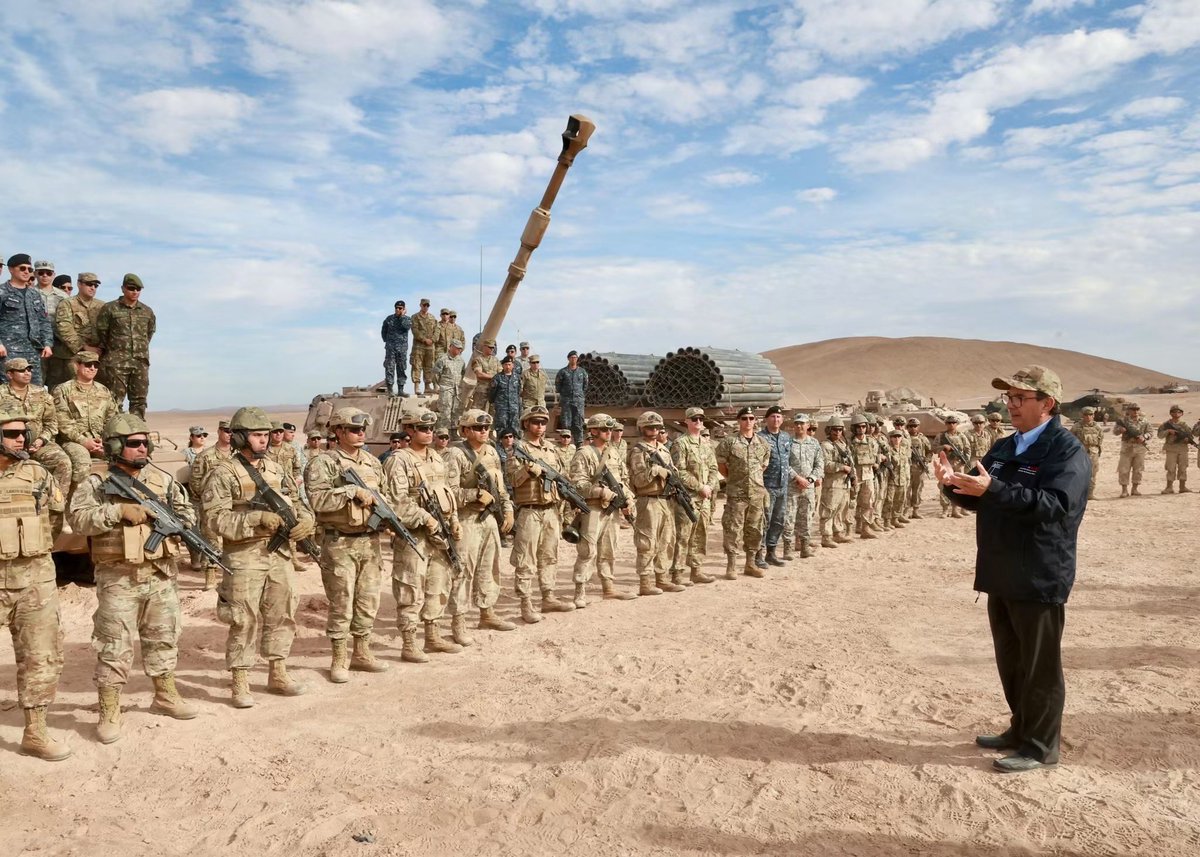 ZDefensa's tweet photo. Ejército de Chile despliega sus capacidades acorazadas en Tarapacá

La 2.ª Brigada Acorazada “Cazadores” realizó ejercicios tácticos en Pozo Almonte, exhibiendo sus capacidades de combate mecanizado y preparación operacional ante autoridades de Defensa.

Compartimos algunas fotos adicionales del despliegue.

#ZonaDefensa #EjércitoDeChile #Defensa #Tarapacá #Blindados