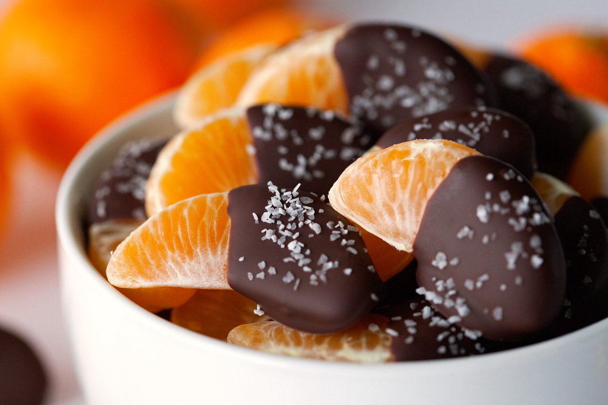 LoriShemek's tweet photo. A juicy, sweet, and healthy treat! 🎃

Dip orange or tangerine slices into melted dark chocolate and sprinkle with sea salt. 

Easy and delicious! 🍁 https://t.co/DGicNRX2oz