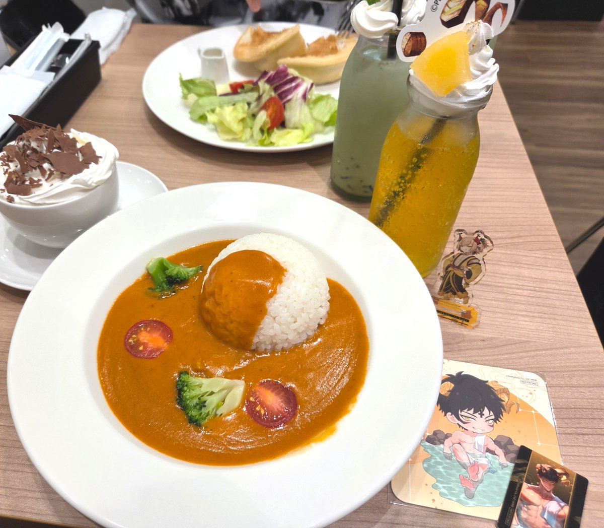 Setoka9924's tweet photo. マモン殿下のカレー少し辛かったんですけど美味しかったです😋
ミニョクのミルクでなんとか胃がしぬことはありませんでした🥰

マモン殿下のミニコースター出たので一緒に撮りました☺️ https://t.co/81b7MrjKW4