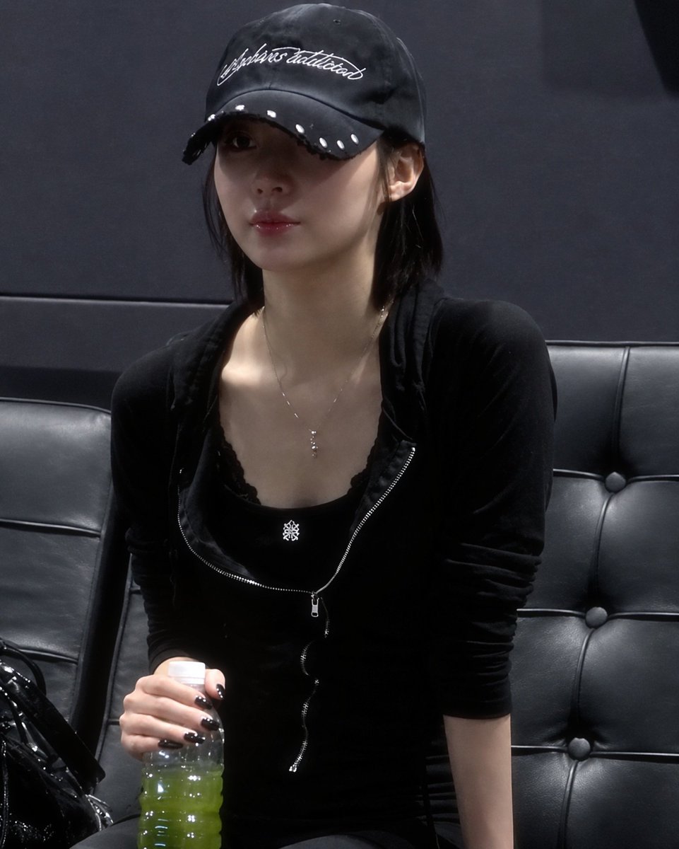 fairyasa37's tweet photo. she’s so fine oh my god https://t.co/gvvUs634Tl