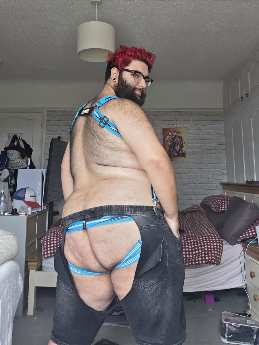 ChonkyCub25's tweet photo. LETS GET CREATIVE 🧷✂️😈

Saw people rocking jeans chaps and shorts and wanted my own, but nothing fits this big ass 😭😂 Time to recycle some old clothes! https://t.co/XNTkTmDNvK