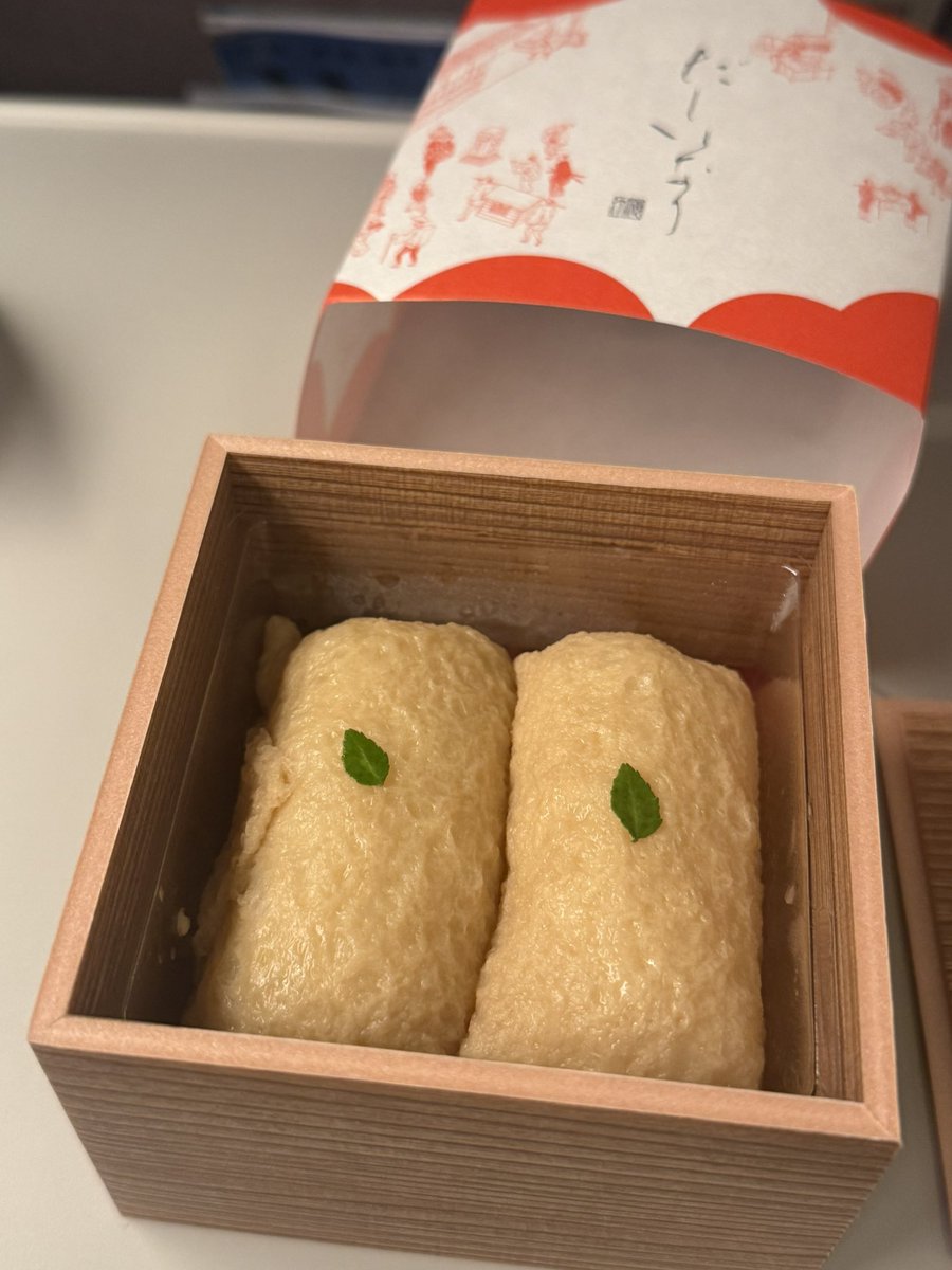 suzuka_fz1124's tweet photo. 福岡に来る前に東京で買って、福岡行きの新幹線で食べたら、美味しいー！！！！！ってなって店舗調べたら、福岡が本店で、たまたまその時居た場所からすぐの所にあった。引き寄せ。

「だしいなり海木」
おあげがジューシーでふーんーすぎたです🦊 https://t.co/yTr5RfvY8D