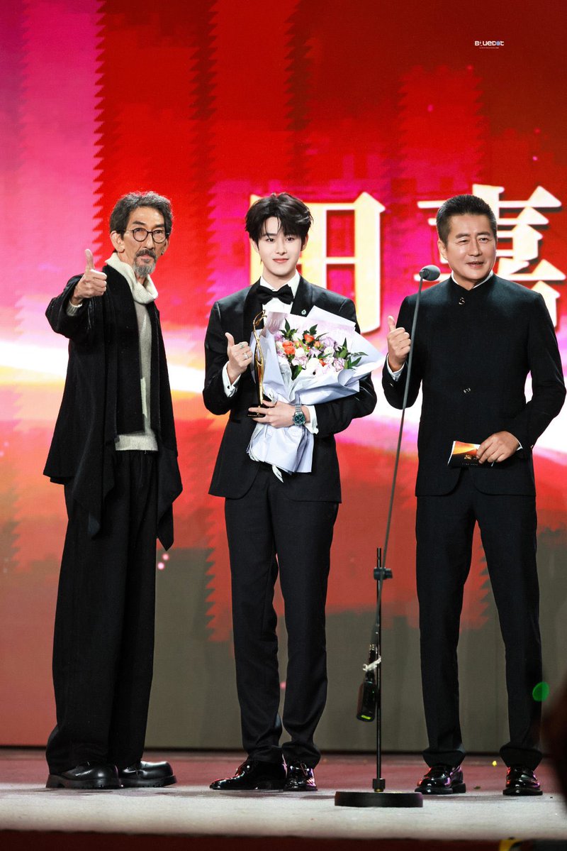 Cedaronthecloud's tweet photo. Wenrong awards เวทีรางวัลเหวินหรง สิ่งนึงที่อยากเขียนถึงแต่เพิ่งมีเวลาคือ ประทับใจที่รางวัลสายเยาวชนของเวทีนี้มีอายุครอบคลุมตั้งแต่ยี่สิบกว่าไปจนถึงสามสิบกว่าๆ เลย คือเอาตามจริง อายุเท่านี้มันเพิ่งเป็นช่วงเริ่มต้นสั่งสมประสบการณ์ของอาชีพนักแสดงเอง https://t.co/e5NAvDJU5K