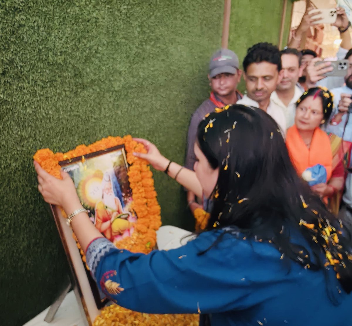BansuriSwaraj's tweet photo. कोटद्वार आगमन पर आज भाजपा जिला संगठन की बैठक से पूर्व भगवान महर्षि वाल्मीकि जी की जयंती के पावन अवसर पर उनके छायाचित्र पर पुष्पांजलि एवं माल्यार्पण कर श्रद्धापूर्वक नमन किया। 

महर्षि वाल्मीकि जी द्वारा रचित रामायण भारतीय संस्कृति और सनातन परंपरा की अमूल्य धरोहर है। प्रभु श्रीराम के जीवन, आदर्शों और मर्यादा का यह महाकाव्य सदियों से मानवता को सत्य, धर्म, करुणा और कर्तव्यनिष्ठा के मार्ग पर चलने की प्रेरणा देता आया है।

उनके विचारों और आदर्शों को आत्मसात करना तथा इस गौरवशाली सांस्कृतिक विरासत को भावी पीढ़ियों तक पहुँचाना हम सभी का दायित्व है। 

@BJP4India 
@BJP4UK