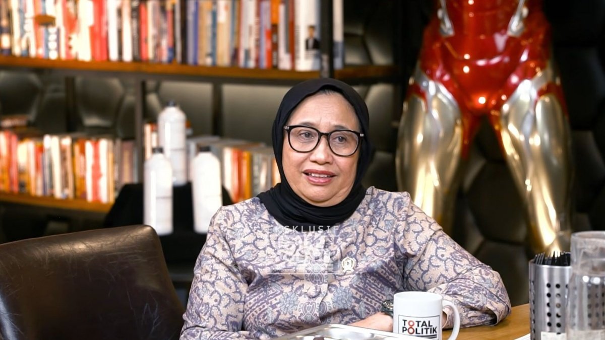 LambeSahamjja's tweet photo. jadi gini guys, ada curhatan panas dari bu nanik sudaryati deyang

katanya tadi dia ketemu bang hasan nasbi, terus bang hasan komentar, "wah sekarang bu nanik mulai galak nulisnya"

bu nanik jawab, "saya kan sekarang bukan pejabat, jadi nggak ada urusan mau nulis apa saja"

dia cerita waktu masih menjabat, tiap kali dia meluruskan isu atau fitnah yang ditujukan ke pemerintah, malah dia di-bully

alasannya karena dia pejabat yang dibayar dari pajak rakyat, jadi katanya nggak boleh melawan, meskipun berita yang dia luruskan itu hoaks

sekarang dia bilang, "saya nggak dibayar pajak rakyat, ya suka-suka sayalah, ha ha"

apalagi dia makin gemes lihat fitnah yang makin merajalela

waktu jadi kepala bgn, dia ngaku jadi korban fitnah gila-gilaan sampai keluarganya stres

jadi sekarang katanya saatnya dia lawan kebohongan dan pemutarbalikan informasi

bu nanik bilang dia ngerti gimana skenario menjatuhkan presiden prabowo mulai dilakukan berbagai kelompok yang nafsu berkuasa dan yang kehilangan kenikmatan

dan apa saja dijadikan fitnah ke pak prabowo maupun ke pemerintah

yang konyol menurut dia, saking bencinya sama pak prabowo, singapura yang disebut menjahati perekonomian kita atau malaysia yang menghina negara kita malah dibela

dia sampai bilang, "duh gusti, nasionalisme kok luntur hanya karena jagoannya kalah di pilpres"

atau karena sudah nafsu mau jadi pemimpin, mau menguasai kekayaan alam indonesia, dan memperbudak rakyat

dia nyebut ada kelompok mafia minyak, kelompok oligarki, kelompok kaki tangan amrik, dan kelompok rakus yang nggak ada puasnya

semuanya katanya sudah ngelus-ngelus jagoan masing-masing, dan semua menyerang pak prabowo

ajakan penutupnya, "lawan pak presiden! selama anda berpihak pada rakyat, pasti rakyat di belakang anda"

tapi sayangnya, kata bu nanik, 58 persen pemilih pak prabowo itu mayoritas nggak main medsos, atau kalau main medsos cenderung nggak mau tawuran di dunia maya

menurut kalian, ajakan "lawan fitnah" kayak gini bakal bikin diskusi makin sehat, atau malah makin panas?