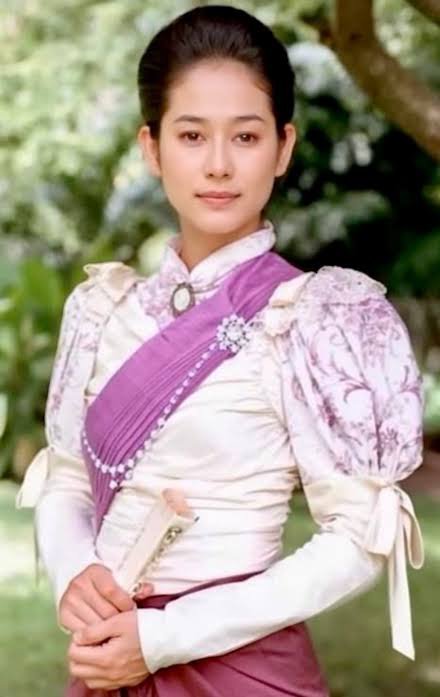 khakaJ32897's tweet photo. @KhaosodEnglish ฝรั่งอยู่ไทยสามสิบปีเขียนไทยไม่ได้ 
❌
 บ่นว่าคนไทยเรียกเขาว่าฝรั่ง คนต่างชาติ ?!✅

คนไทยอยู่อเมริกา สื่อสารภาษาอเมริกันได้หมด 
สอบผ่านโอนสัญชาติเป็นอเมริกัน เราเรียกเขาว่าพลเมืองอเมริกา 
- อุ้ม สิริยากร พุกกะเวส อดีตดาราคนไทย กลายเป็นคนอเมริกัน ทิ้งสัญชาติไทย
✅ https://t.co/OTHQWj26io