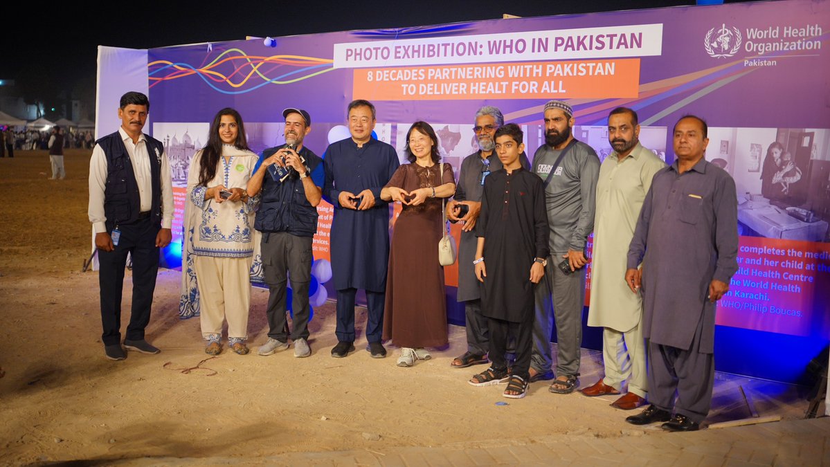 WHOPakistan's tweet photo. Thank you Karachi for celebrating with us #UnitedNationsDay &amp; #WorldPolioDay
Families, young people, students, artists &amp; authorities joined us to learn a bit more about how to protect their health &amp; stand with medical science.
#HealthForAll https://t.co/KO8FfL0MXq
