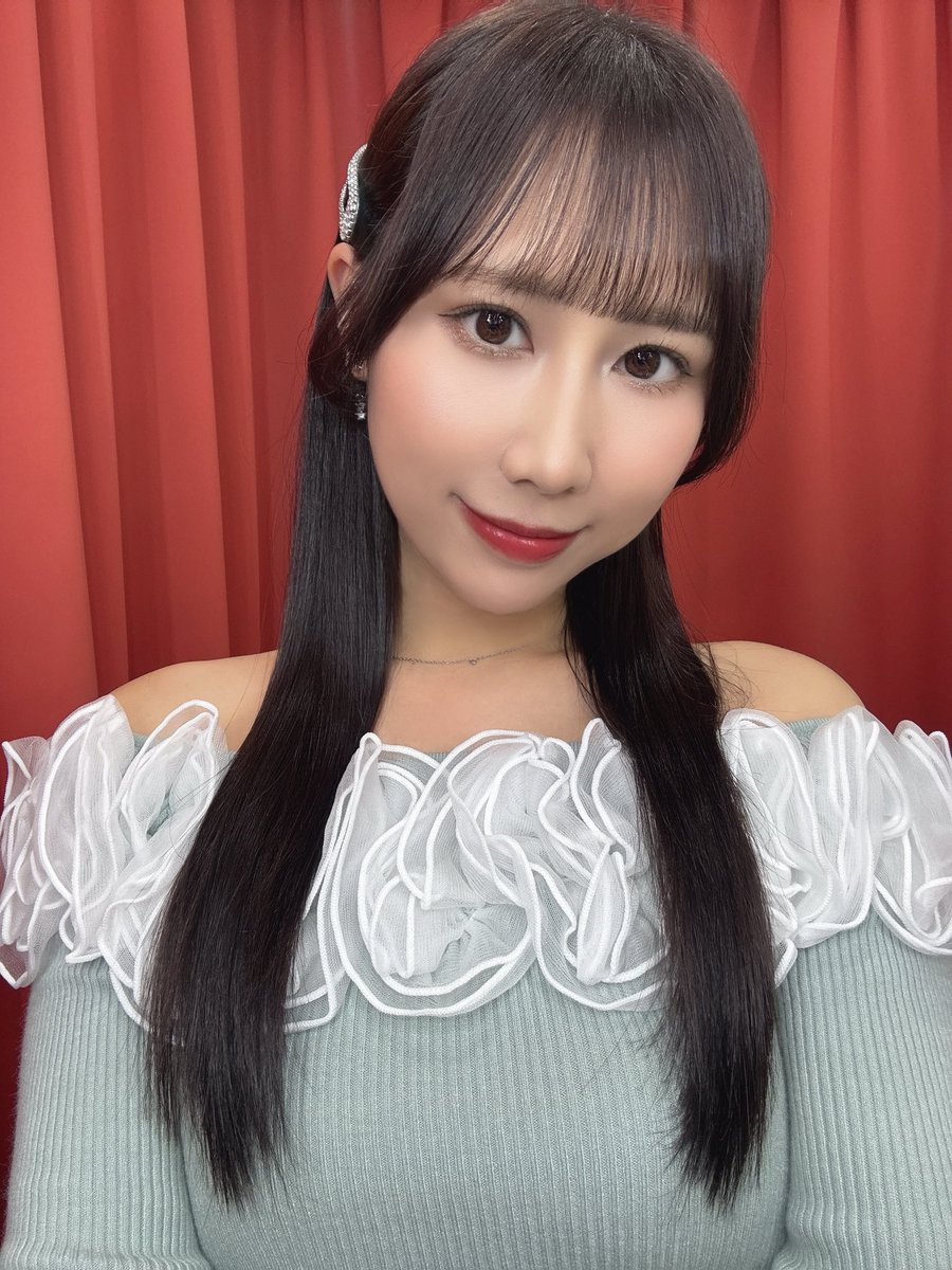 kusunokishiori's tweet photo. 髪色暗くして、前髪ぱっつんになりました💇🏻‍♀️🖤 https://t.co/kAamm487ZR