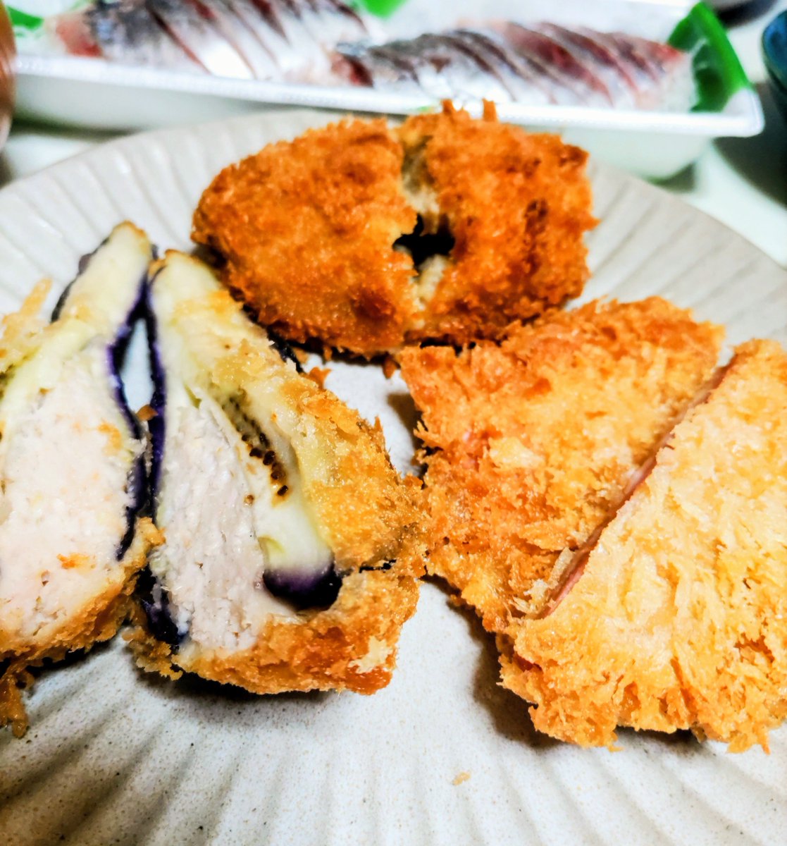 Charlie_H_I's tweet photo. 晩ごはん🍴豚汁こしらえました🐷あったまる〜♨️
大好きな倉持惣菜の揚げ物たちと、ユータカラヤでGETしたアジ刺しなど頂きました✨お腹いっぱい😆
#おうちごはん #豚汁 https://t.co/NJWK6zhKBs