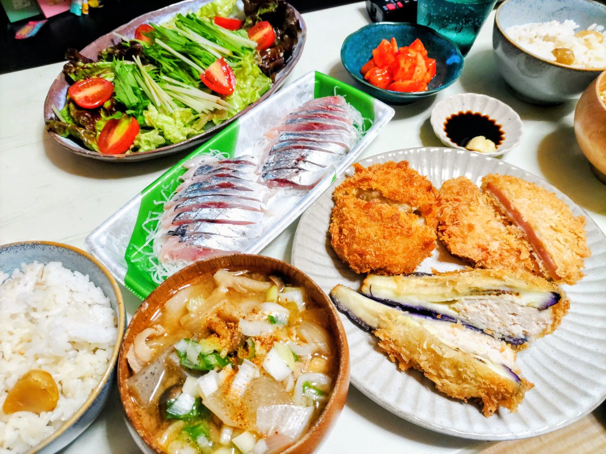 Charlie_H_I's tweet photo. 晩ごはん🍴豚汁こしらえました🐷あったまる〜♨️
大好きな倉持惣菜の揚げ物たちと、ユータカラヤでGETしたアジ刺しなど頂きました✨お腹いっぱい😆
#おうちごはん #豚汁 https://t.co/NJWK6zhKBs