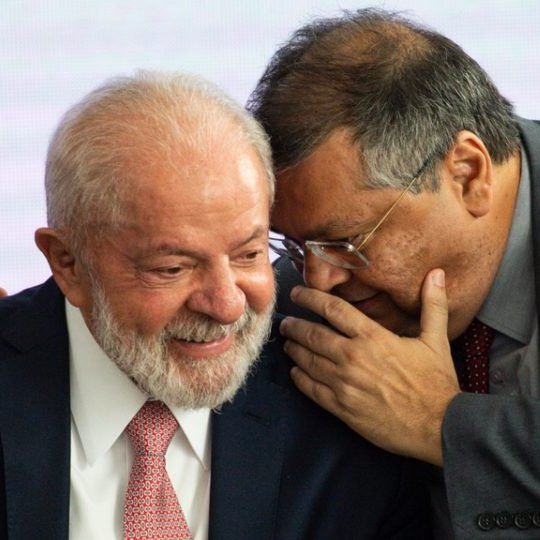 republiqueBRA's tweet photo. ⚖️ 🇧🇷 Com Lula reeleito e sem possibilidade de concorrer em 2030, aliados do ministro Flávio Dino defendem que ele deixe o STF e volte à política para disputar a Presidência nas próximas eleições. https://t.co/MZvEsOPfrG