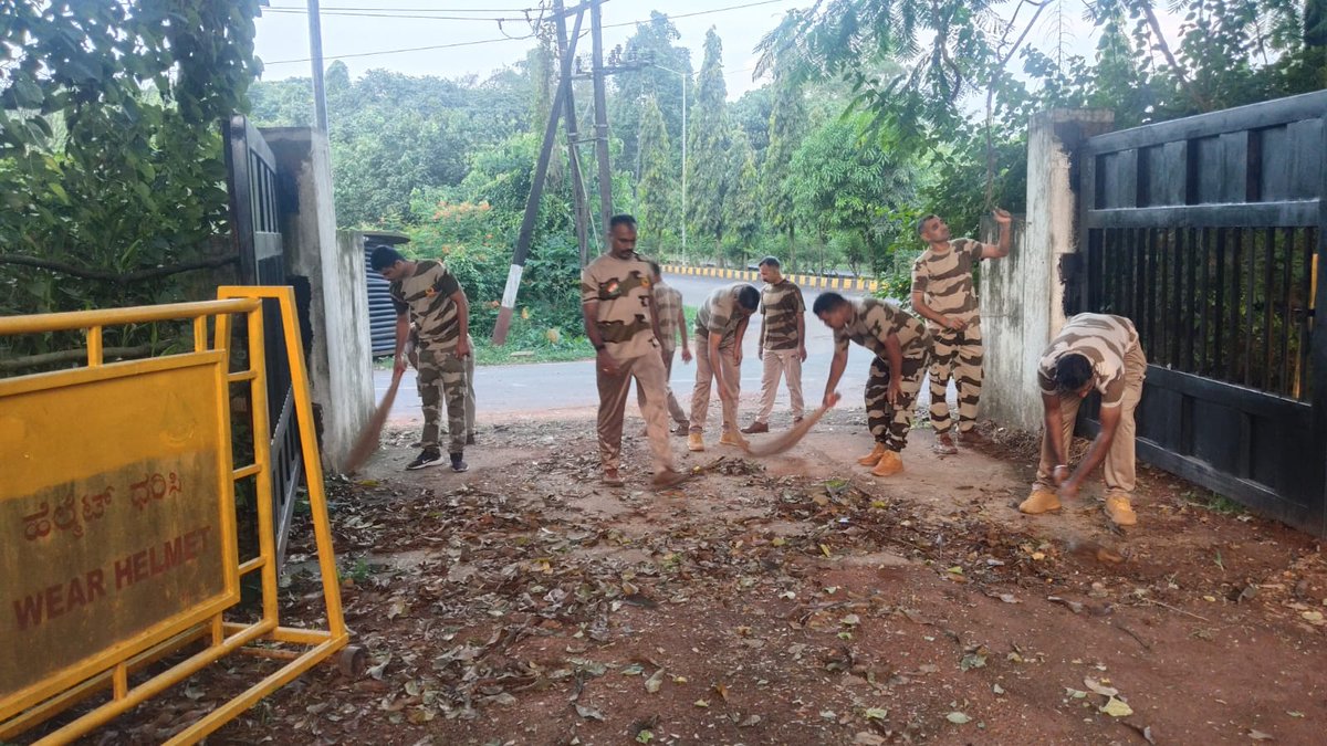 CISFWest's tweet photo. Clean surroundings, collective responsibility! CISF Unit NMPA MANGALORE promotes #SpecialCampaign6 through Shramdaan and cleanliness drives, inspiring #JanBhagidari for a cleaner, greener #ViksitBharat
@HMOIndia
@MIB_India
@SwachhBharatGov
@swachhbharat
@CISFHQrs https://t.co/dvgZOPw5yU